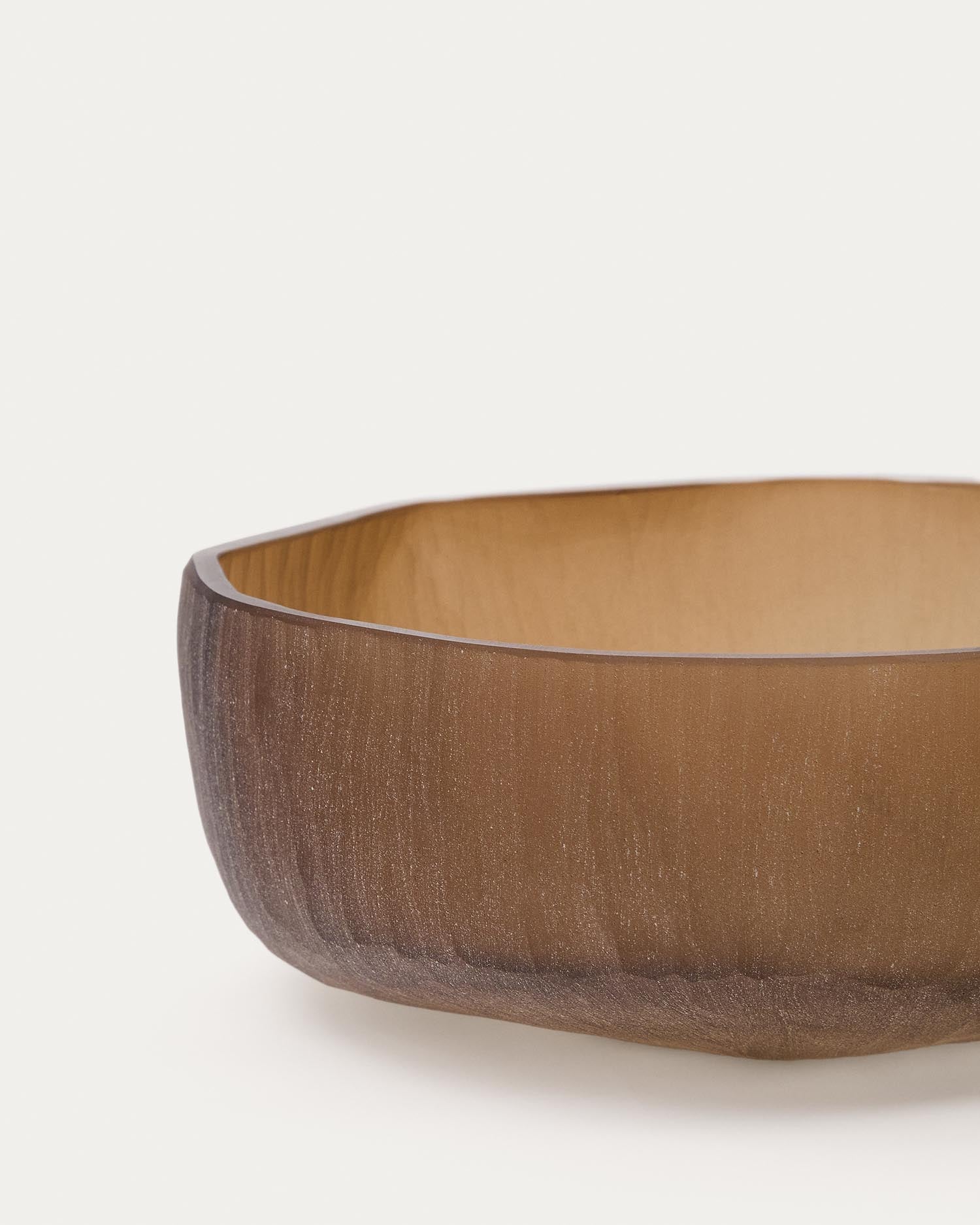 Erleben Sie den Tafelaufsatz Terrava aus braunem Glas von Kave Home – ein einzigartiges Deko-Element, das jedem Raum Eleganz verleiht!