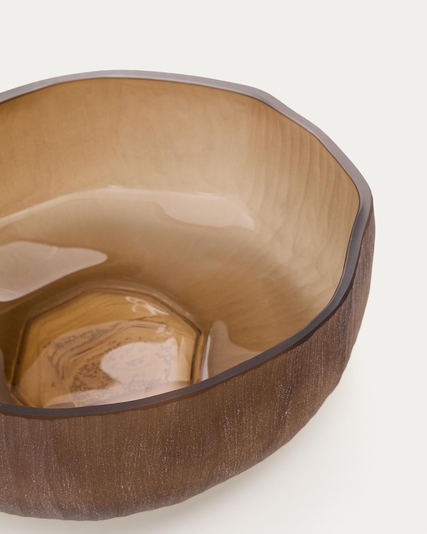 Entdecken Sie den Tafelaufsatz Terrava aus braunem Glas von Kave Home – ein stilvolles Accessoire, das Ihrem Zuhause einen Hauch von Eleganz verleiht!