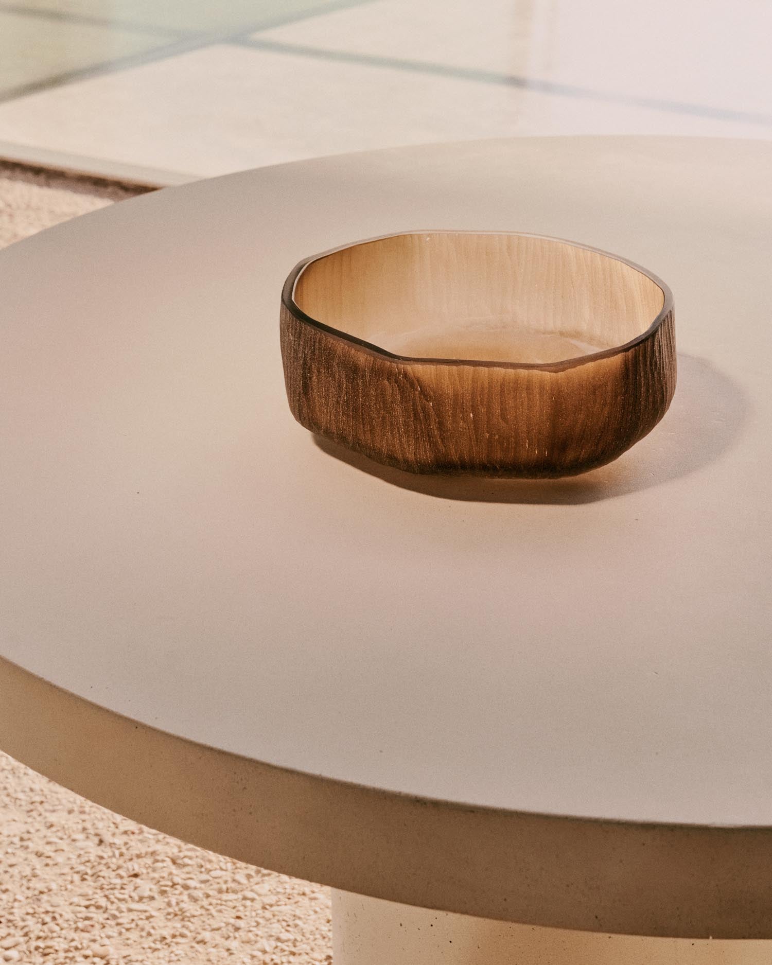 Entdecken Sie den Tafelaufsatz Terrava aus braunem Glas von Kave Home – ein elegantes Design-Highlight für Ihr Zuhause, vielseitig und stilvoll!