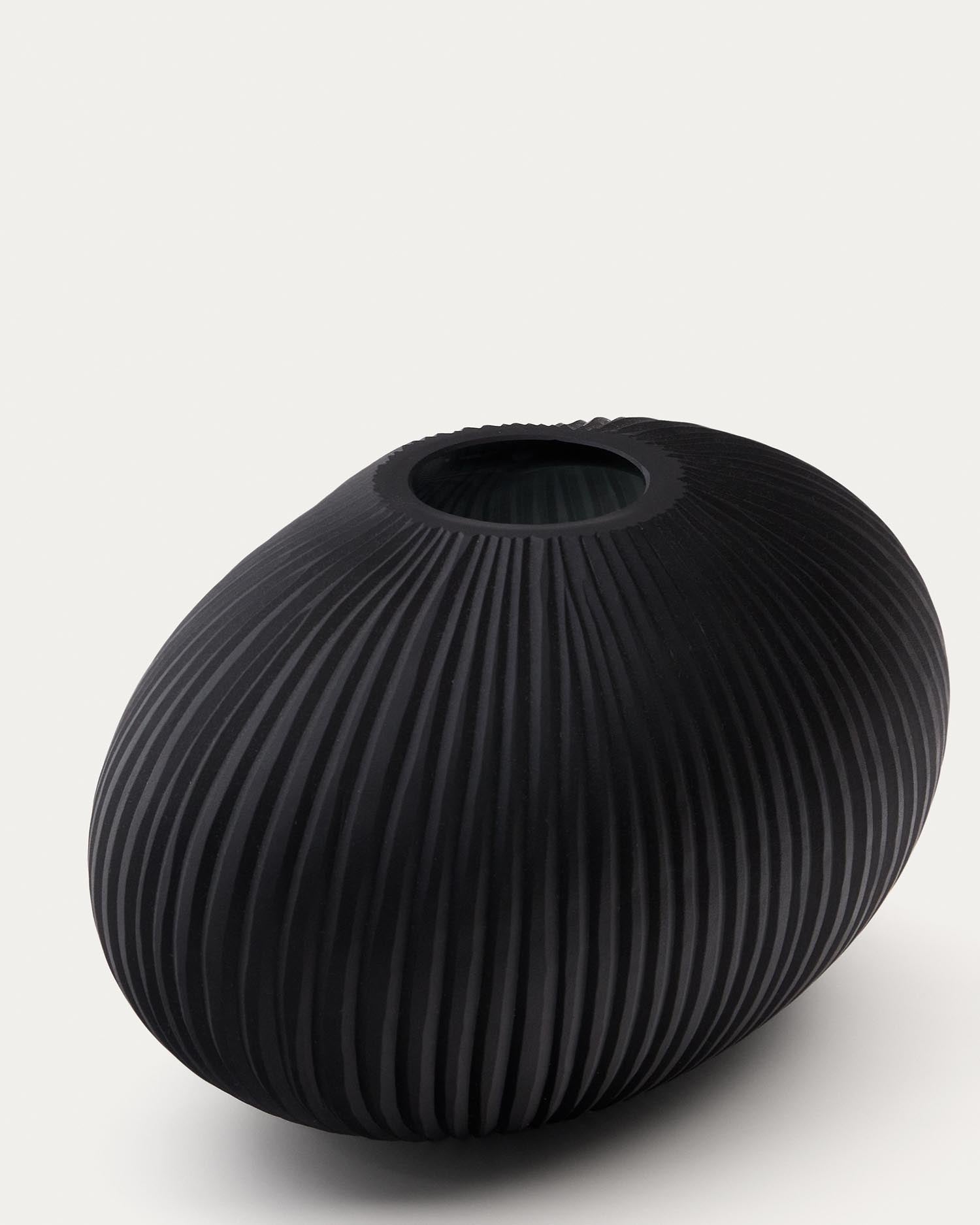 Die Vase Nivra aus dunkelgrauem Glas (19 cm) von Kave Home vereint zeitlose Eleganz und modernes Design – ideal für Ihr Zuhause.