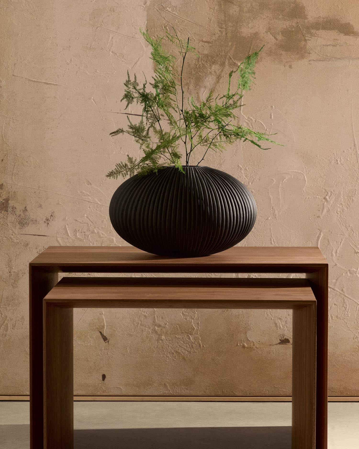 Entdecken Sie die elegante Vase Nivra aus dunkelgrauem Glas (19 cm) von Kave Home – ein stilvolles Highlight für Ihr Zuhause.