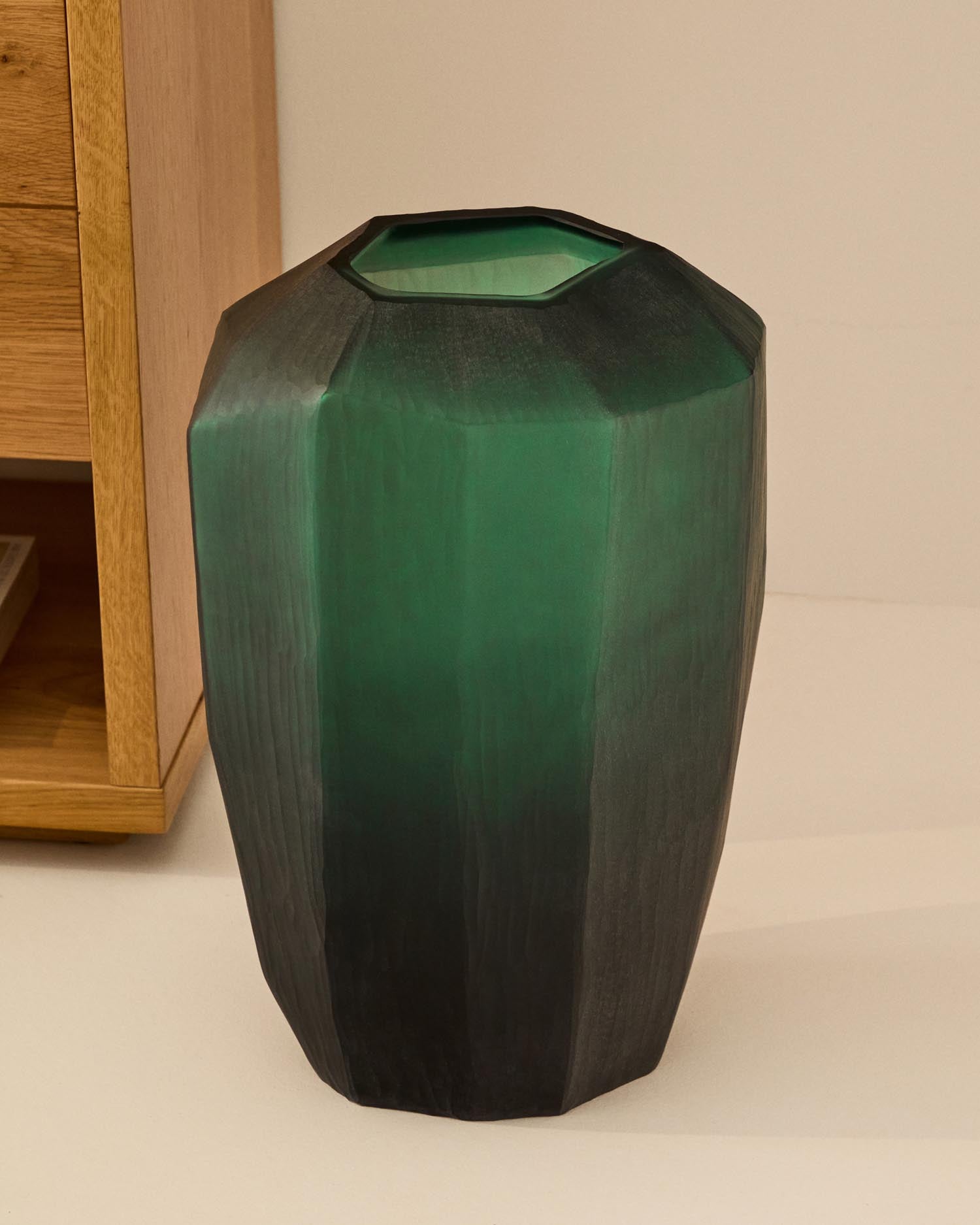 Entdecken Sie die stilvolle Vase Geonix aus grünem Glas (45,5 cm) von Kave Home – ein modernes Deko-Highlight für Ihr Zuhause.