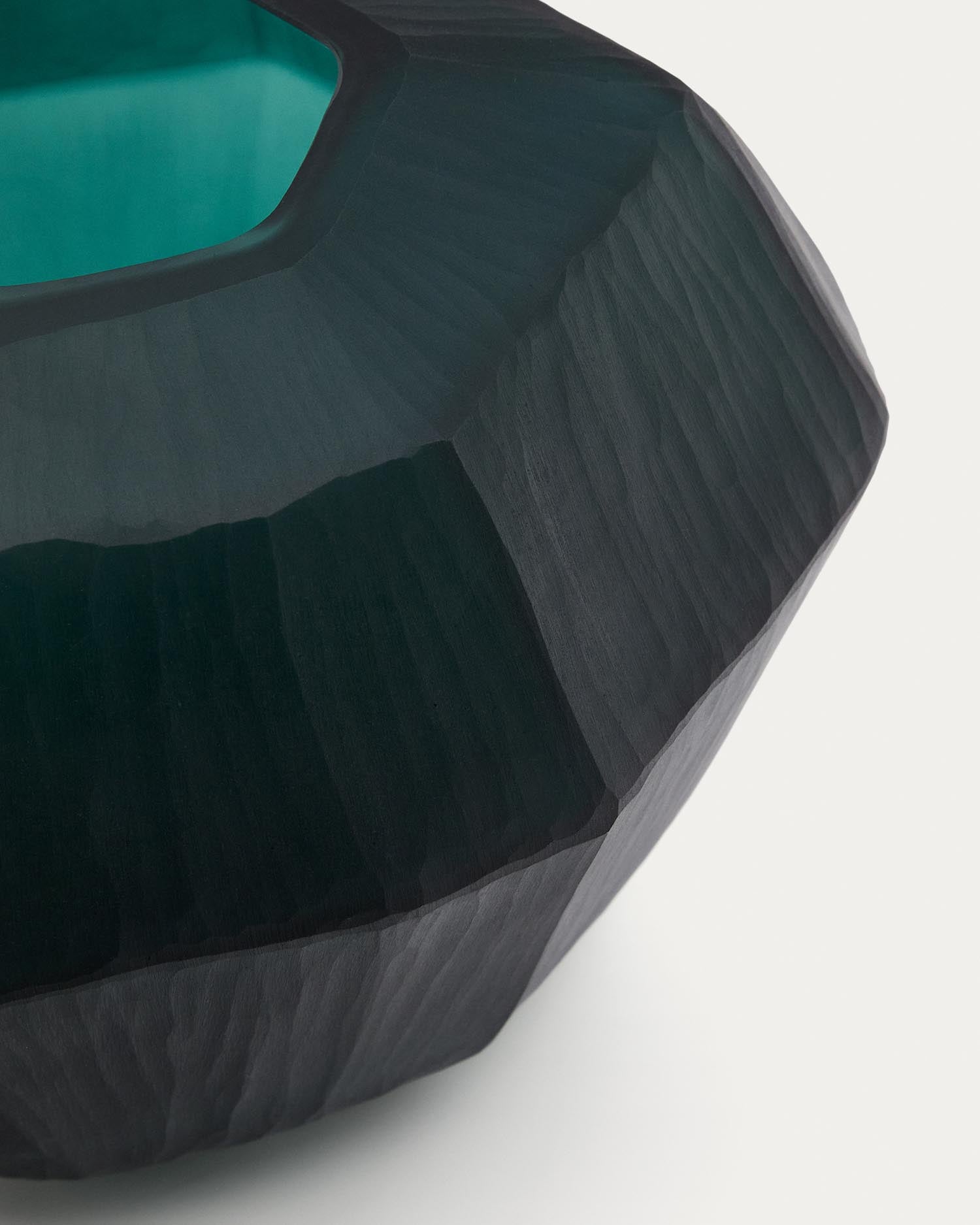 Setzen Sie mit der 22 cm hohen Geonix Vase aus grünem Glas von Kave Home stilvolle Akzente in Ihrem Zuhause – ein modernes Must-Have für jede Einrichtung!