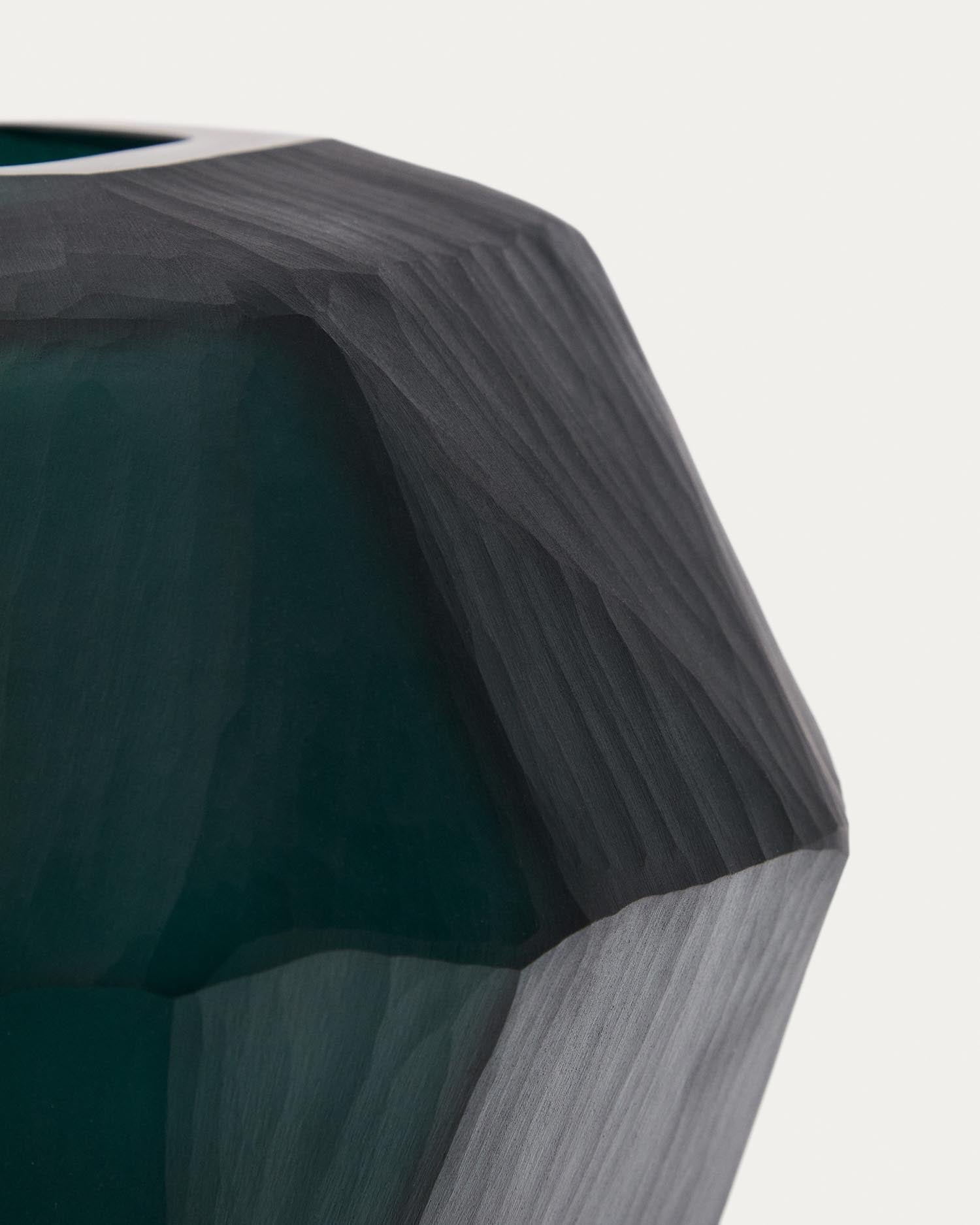 Verleihen Sie Ihrem Raum mit der 22 cm hohen Geonix Vase aus grünem Glas von Kave Home einen Hauch von modernem Chic – ideal für minimalistische Akzente!