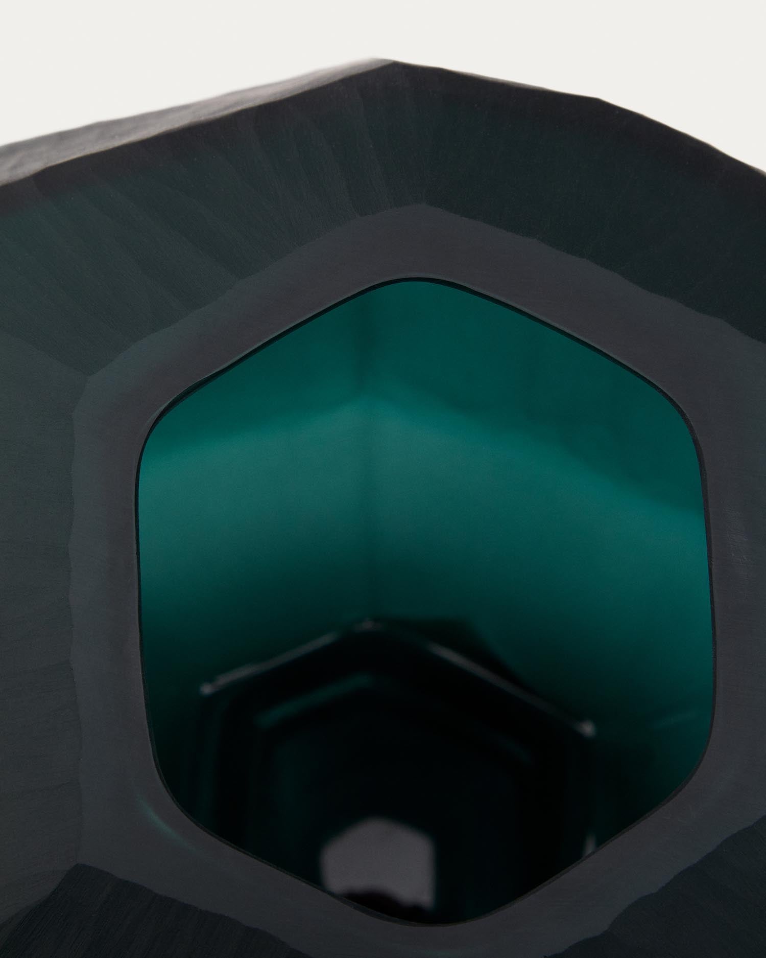 Setzen Sie mit der 22 cm hohen Geonix Vase aus grünem Glas von Kave Home stilvolle Akzente in Ihrem Zuhause – ein modernes Designhighlight für jede Einrichtung!