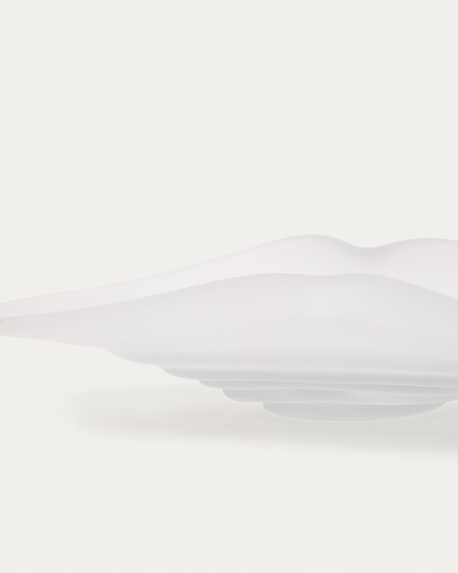 Eleganter Tafelaufsatz Ondaro (11 cm) aus hochwertigem Milchglas von Kave Home. Ein zeitloses Deko-Element, das jedem Raum eine besondere Atmosphäre verleiht.