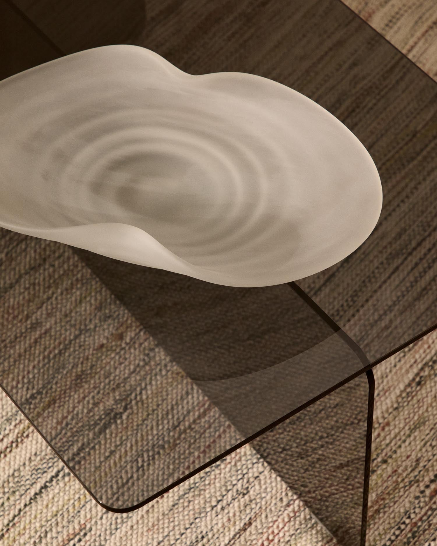 Stilvoller Tafelaufsatz Ondaro aus Milchglas (11 cm) von Kave Home. Ein elegantes Design, das jedem Raum eine besondere Atmosphäre verleiht.