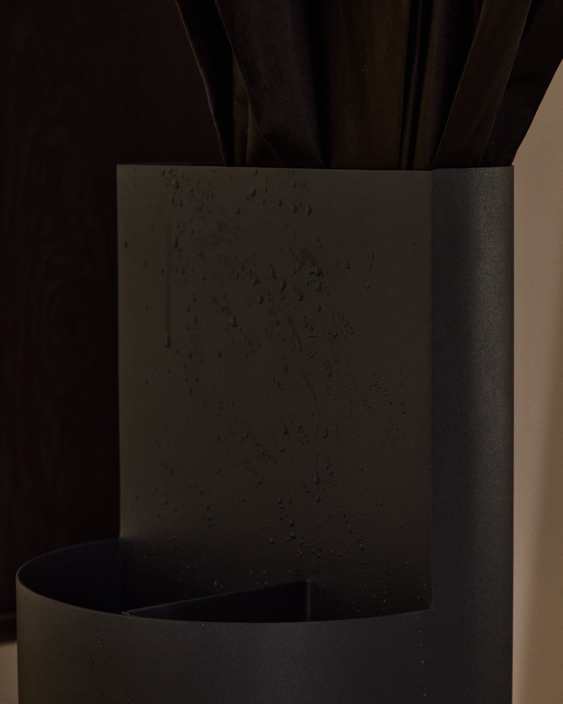 Kleiner Schirmständer Atin aus grauem Metall in Graphit präsentiert im Onlineshop von KAQTU Design AG. Schirmständer ist von Kave Home