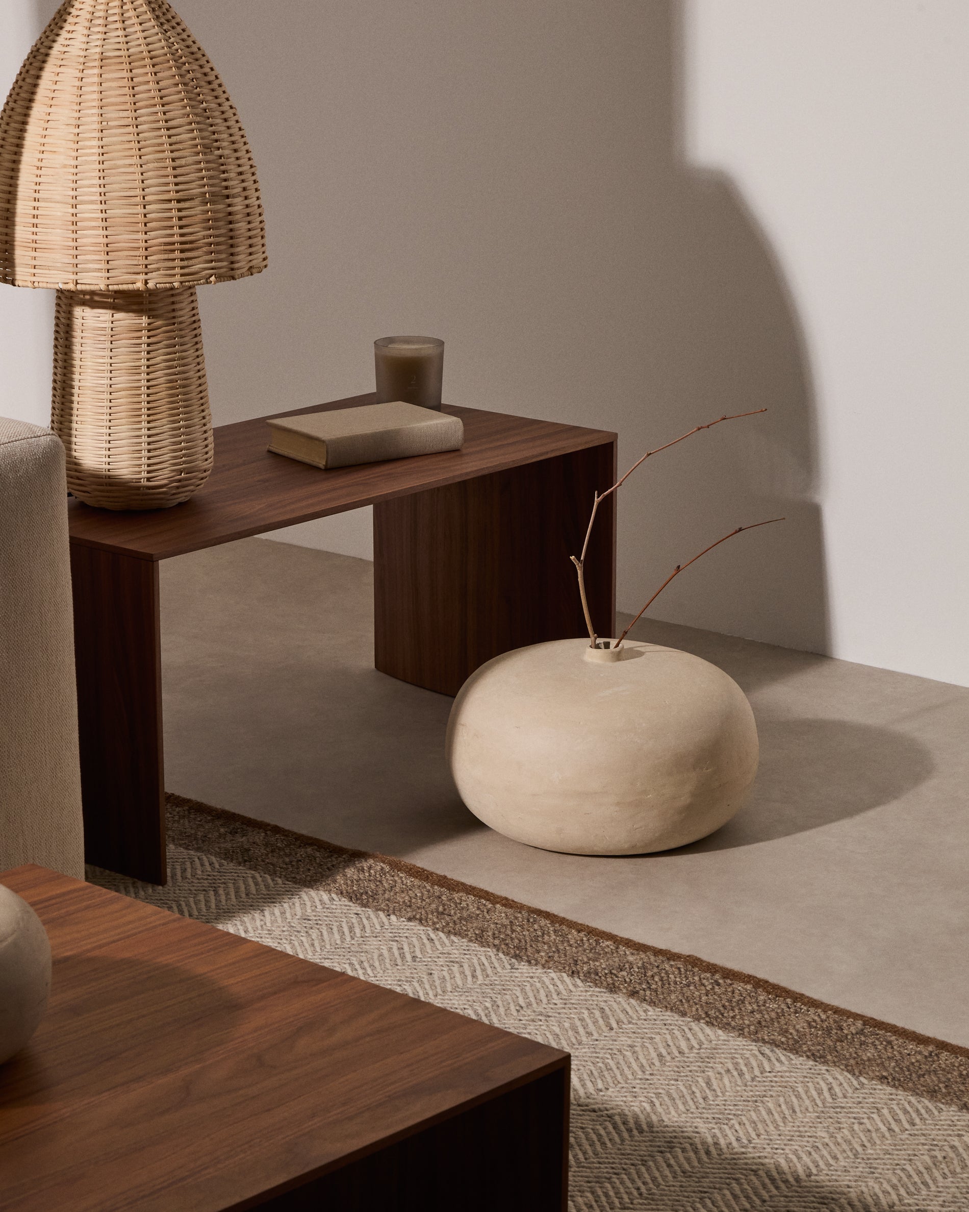 Vase Nivala aus Pappmaché 23 cm in Weiß präsentiert im Onlineshop von KAQTU Design AG. Vase ist von Kave Home