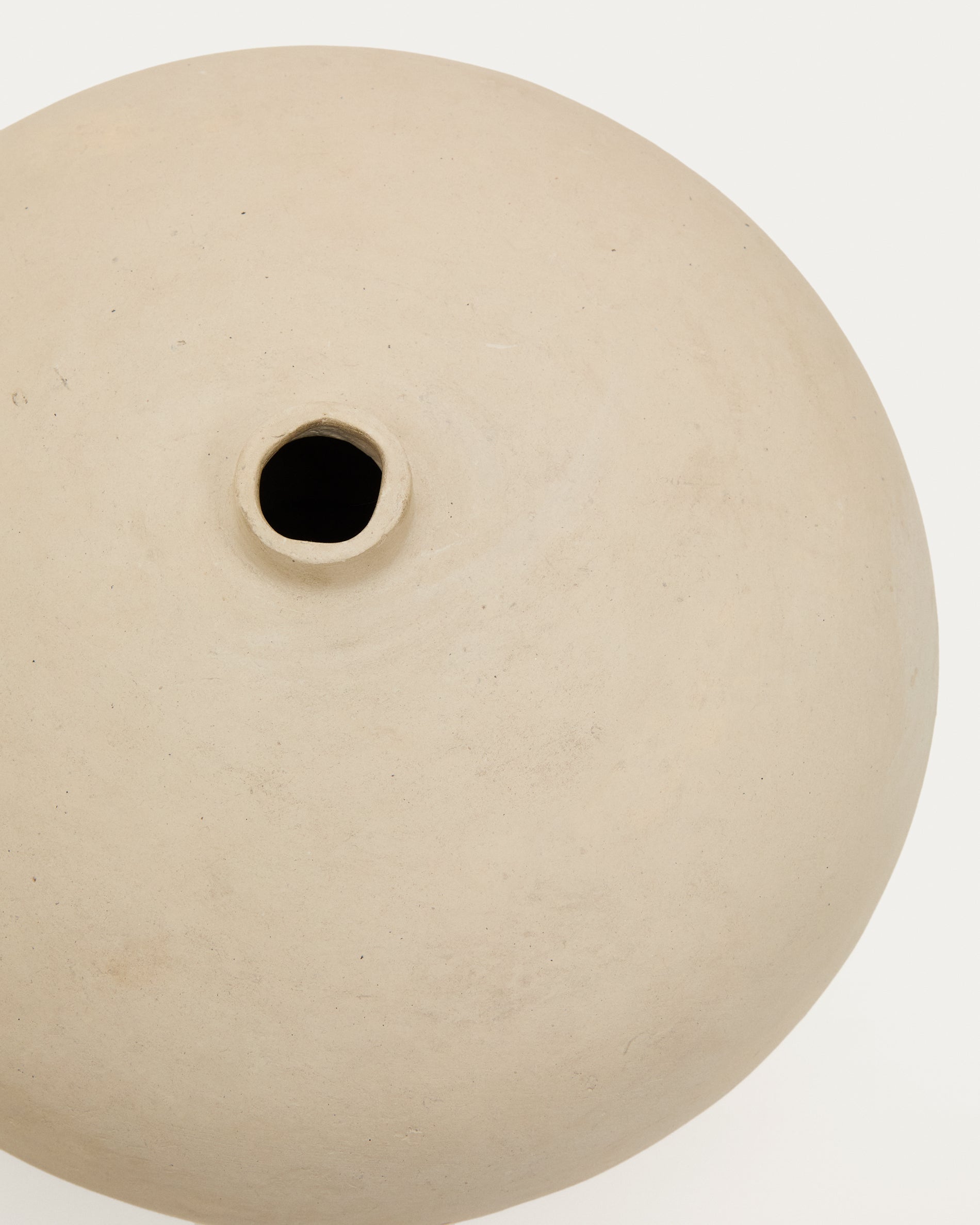 Vase Nivala aus Pappmaché 15,5 cm in Weiß präsentiert im Onlineshop von KAQTU Design AG. Vase ist von Kave Home