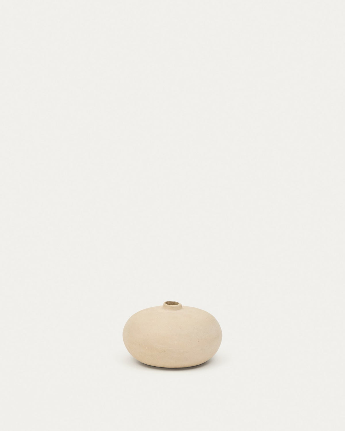 Weisse Vase Nivala aus Pappmaché von Kave Home, kompakte runde Form mit glattem Finish, Höhe 8,5 cm, handgefertigtes Unikat.
