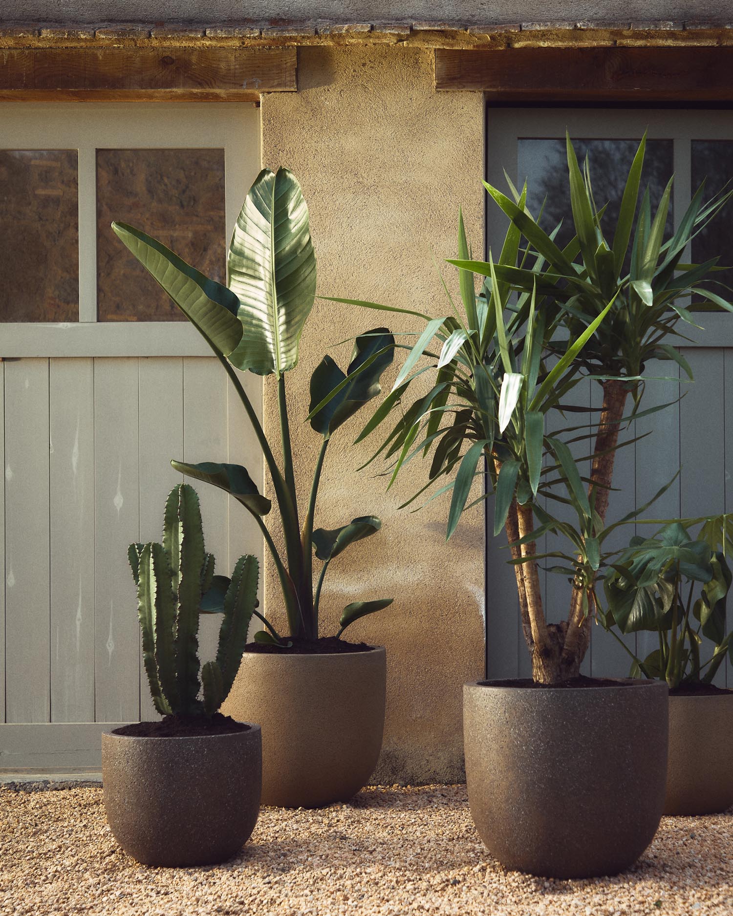 Stilvolles Set aus 2 Blumentöpfen Selvi in eleganter Steinoptik dunkelbraun Ø 37 cm von Kave Home – ideal für drinnen und draußen.