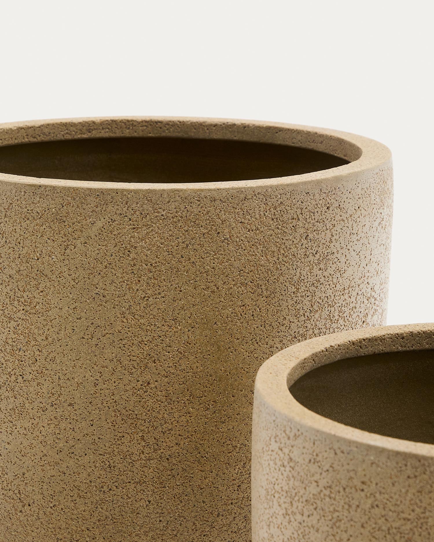 Set aus 2 Blumentöpfen Selvi in moderner Steinoptik hellbraun, Ø 37 cm. Ideal für jede Umgebung, robust und elegant für Ihre Pflanzen.