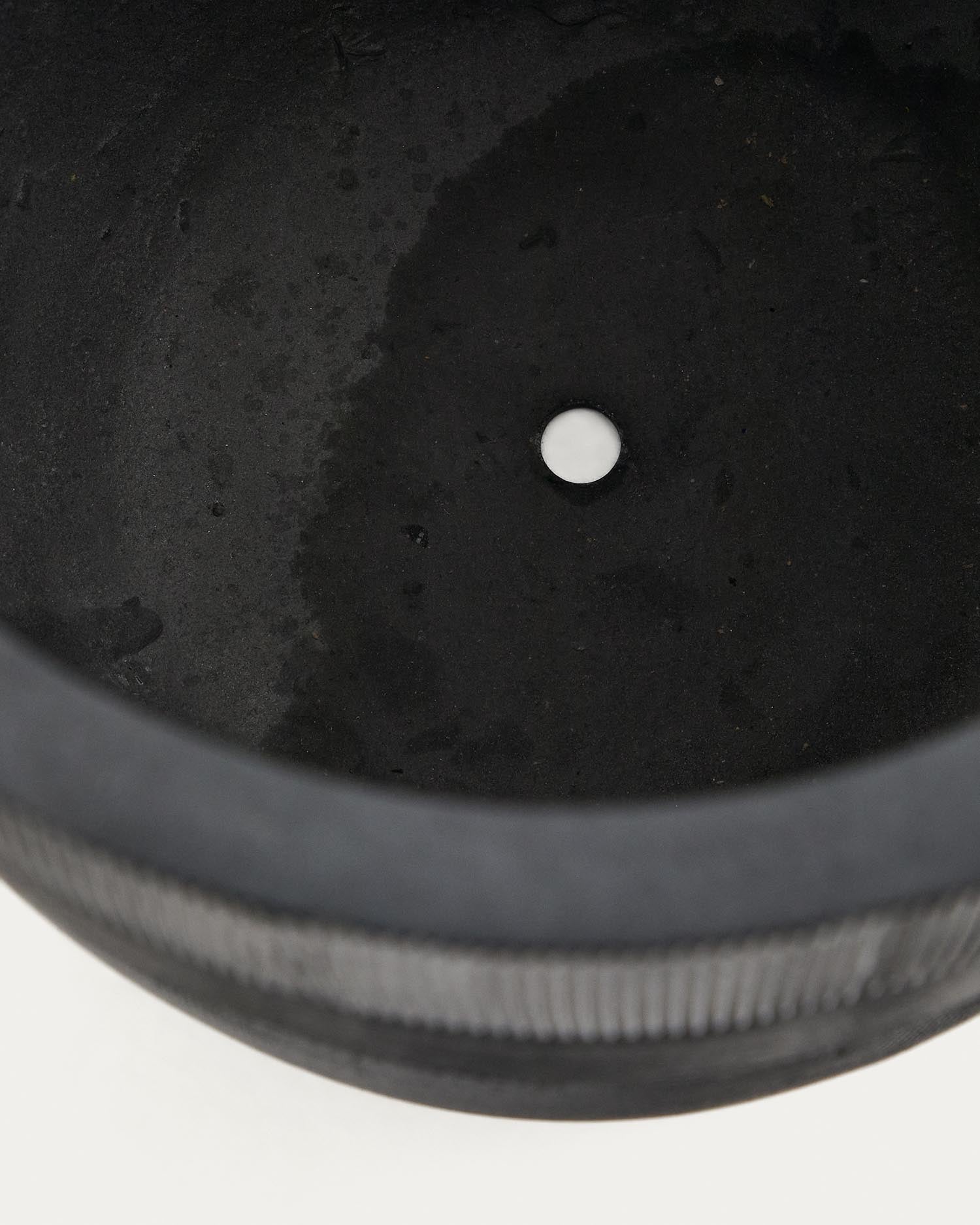 Setzen Sie Ihre Pflanzen stilvoll in Szene mit den eleganten Blumentöpfen Tival in Zementoptik Schwarz (Ø 45 cm) von Kave Home – ideal für drinnen und draußen!