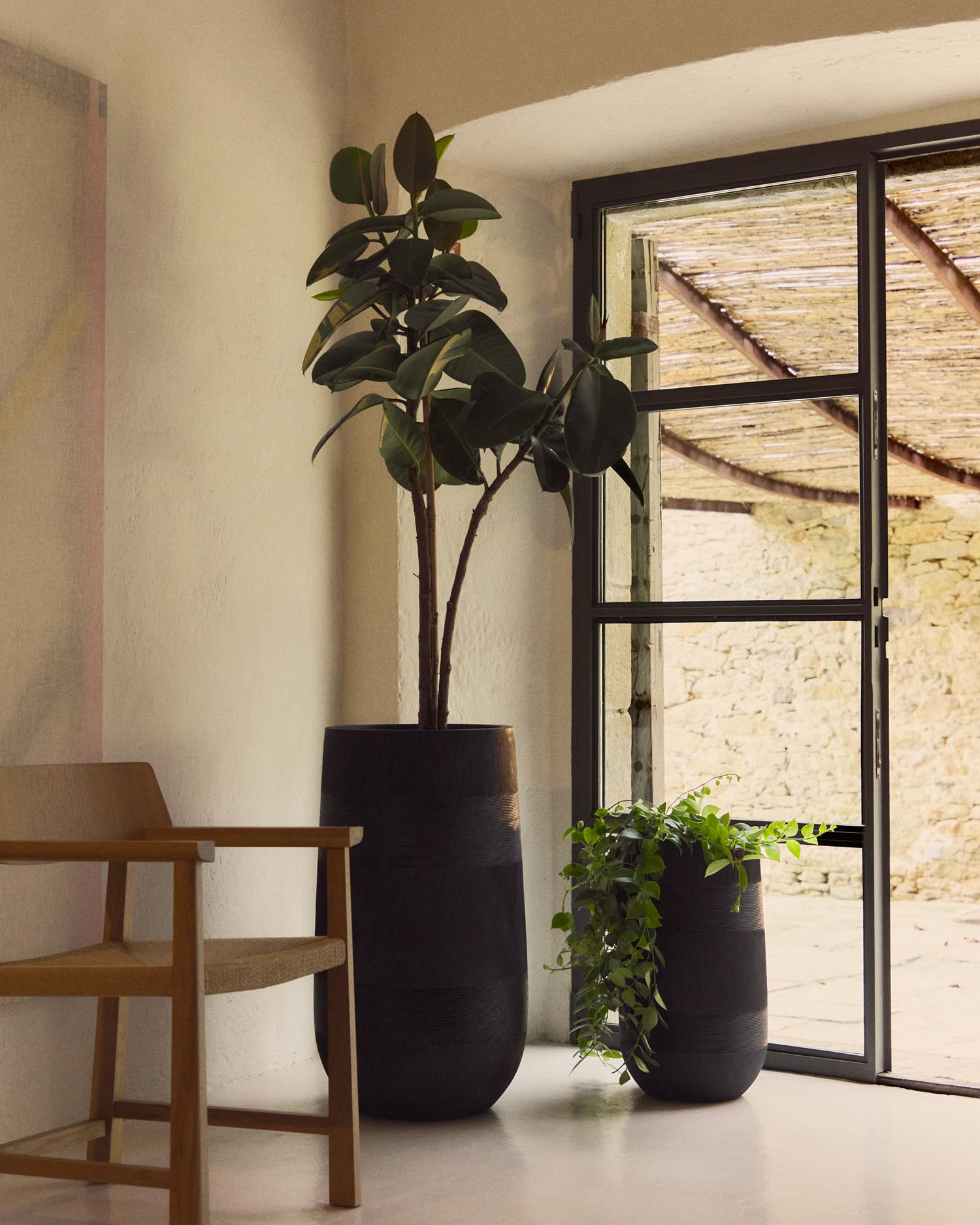 Entdecken Sie das elegante Set aus 2 Blumentöpfen Tival in Zementoptik Schwarz (Ø 45 cm) von Kave Home – ideal für drinnen und draußen!