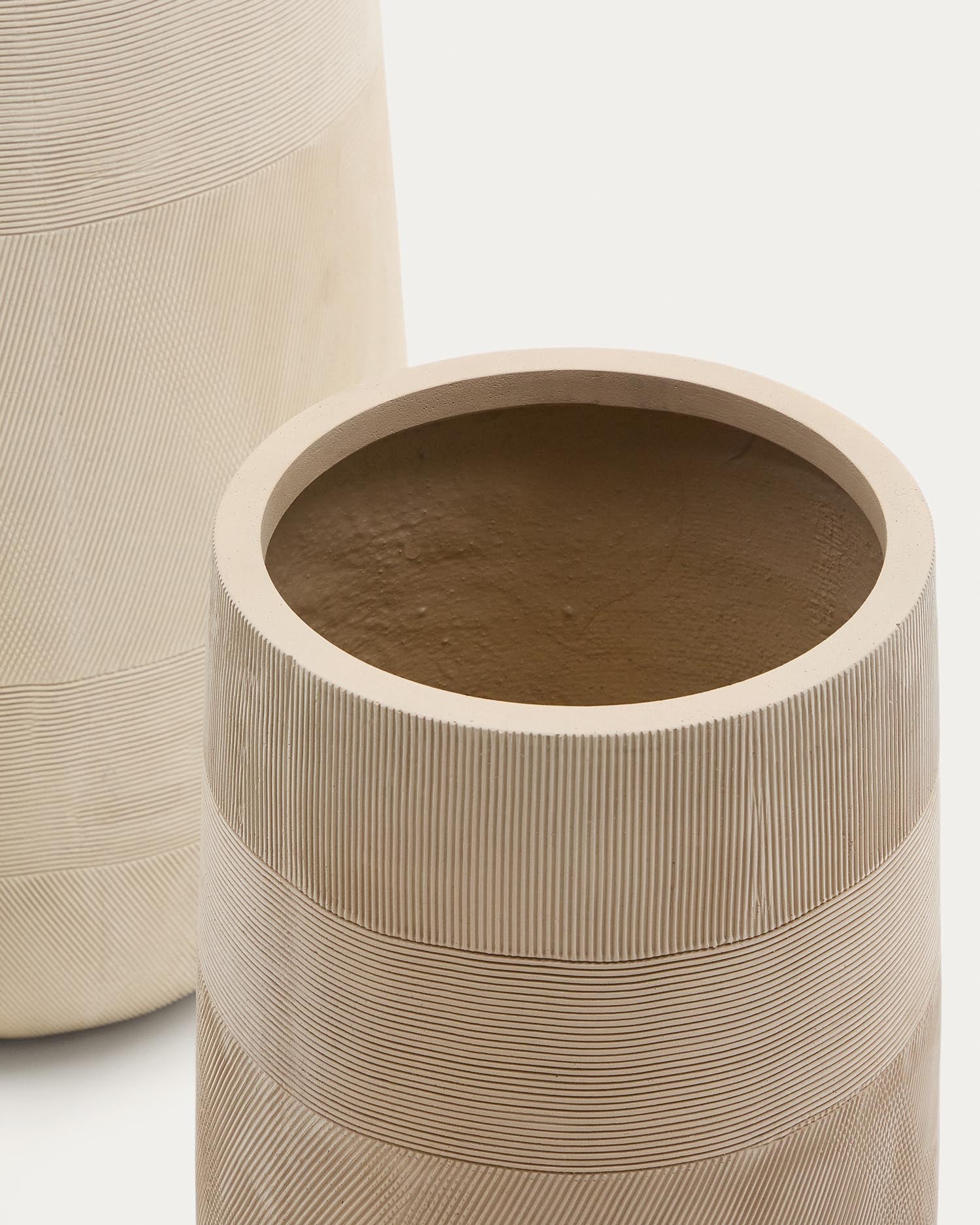 Gestalte Deine Räume mit dem stilvollen Blumentopf Tival in beige Zementoptik (Ø 45 cm) von Kave Home – ideal für drinnen und draußen!