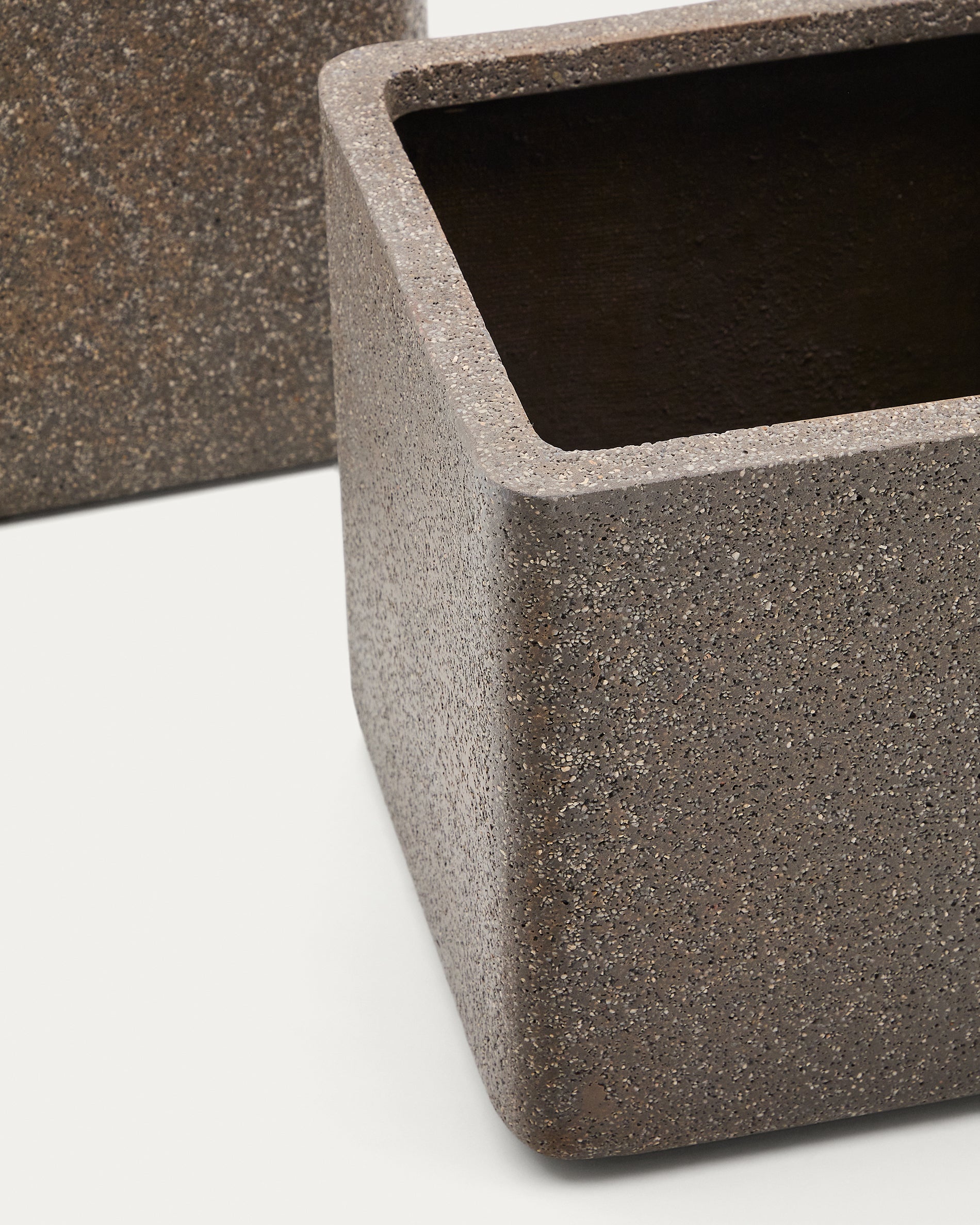 Set aus 2 Blumentöpfen Minoa in Steinoptik braun 44 x 44 cm in Schwarz präsentiert im Onlineshop von KAQTU Design AG. Pflanzentopf Outdoor ist von Kave Home