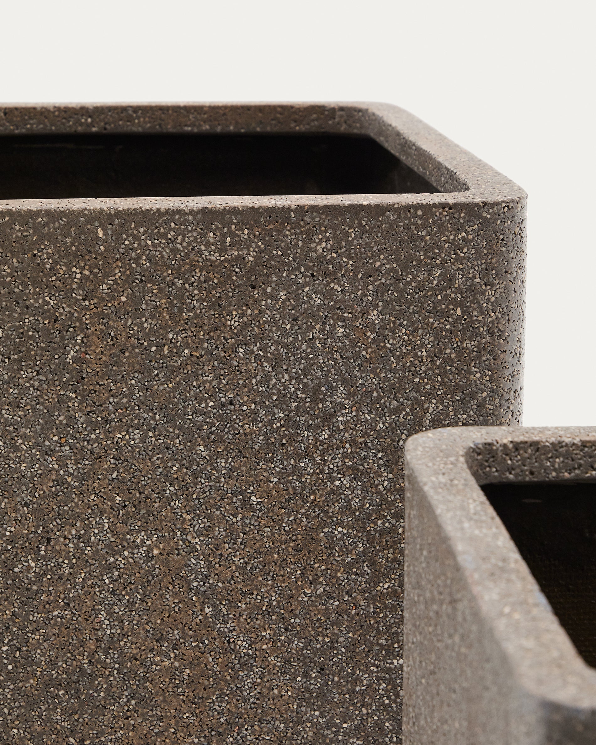 Set aus 2 Blumentöpfen Minoa in Steinoptik braun 44 x 44 cm in Schwarz präsentiert im Onlineshop von KAQTU Design AG. Pflanzentopf Outdoor ist von Kave Home