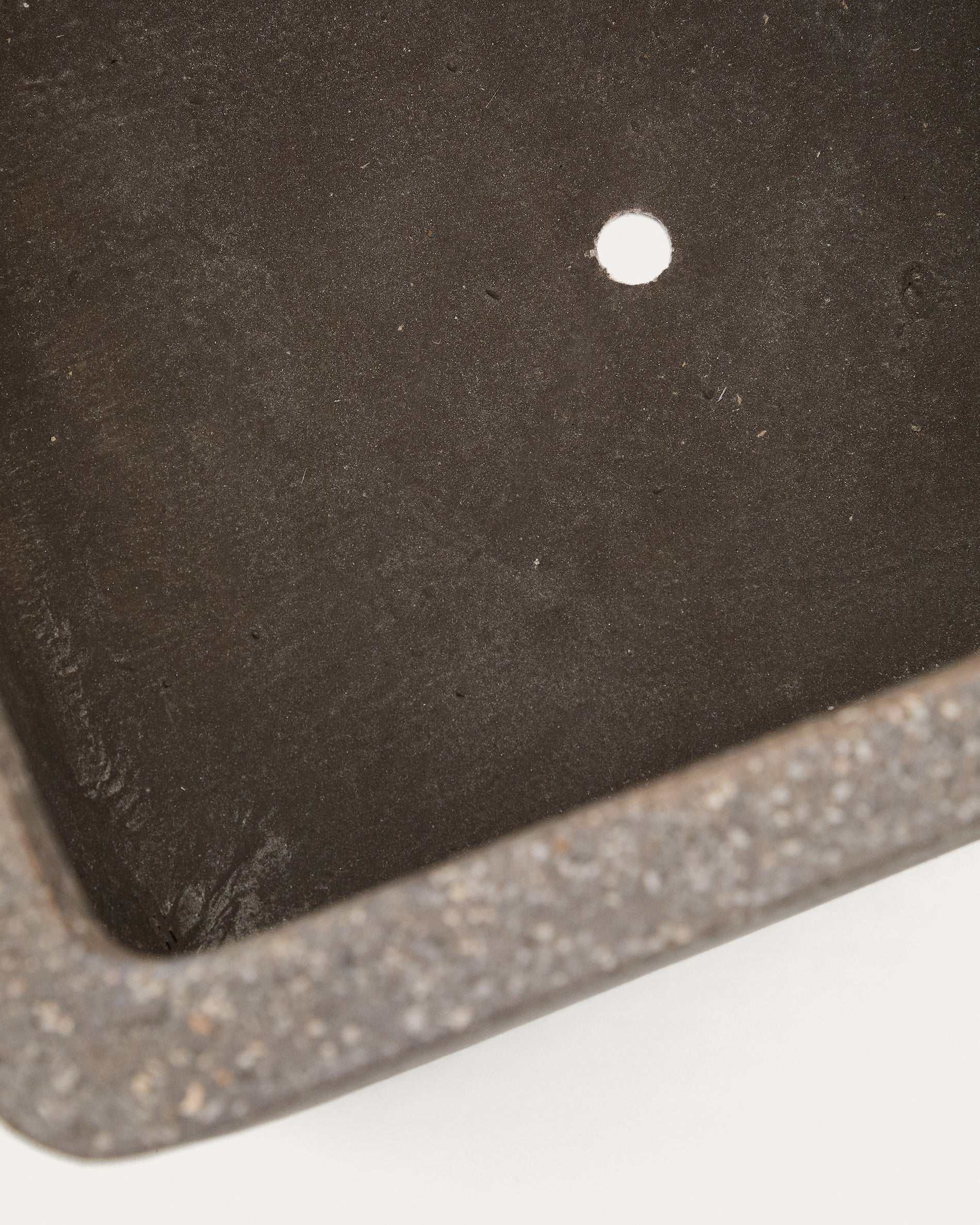 Set aus 2 Blumentöpfen Minoa in Steinoptik braun 44 x 44 cm in Schwarz präsentiert im Onlineshop von KAQTU Design AG. Pflanzentopf Outdoor ist von Kave Home