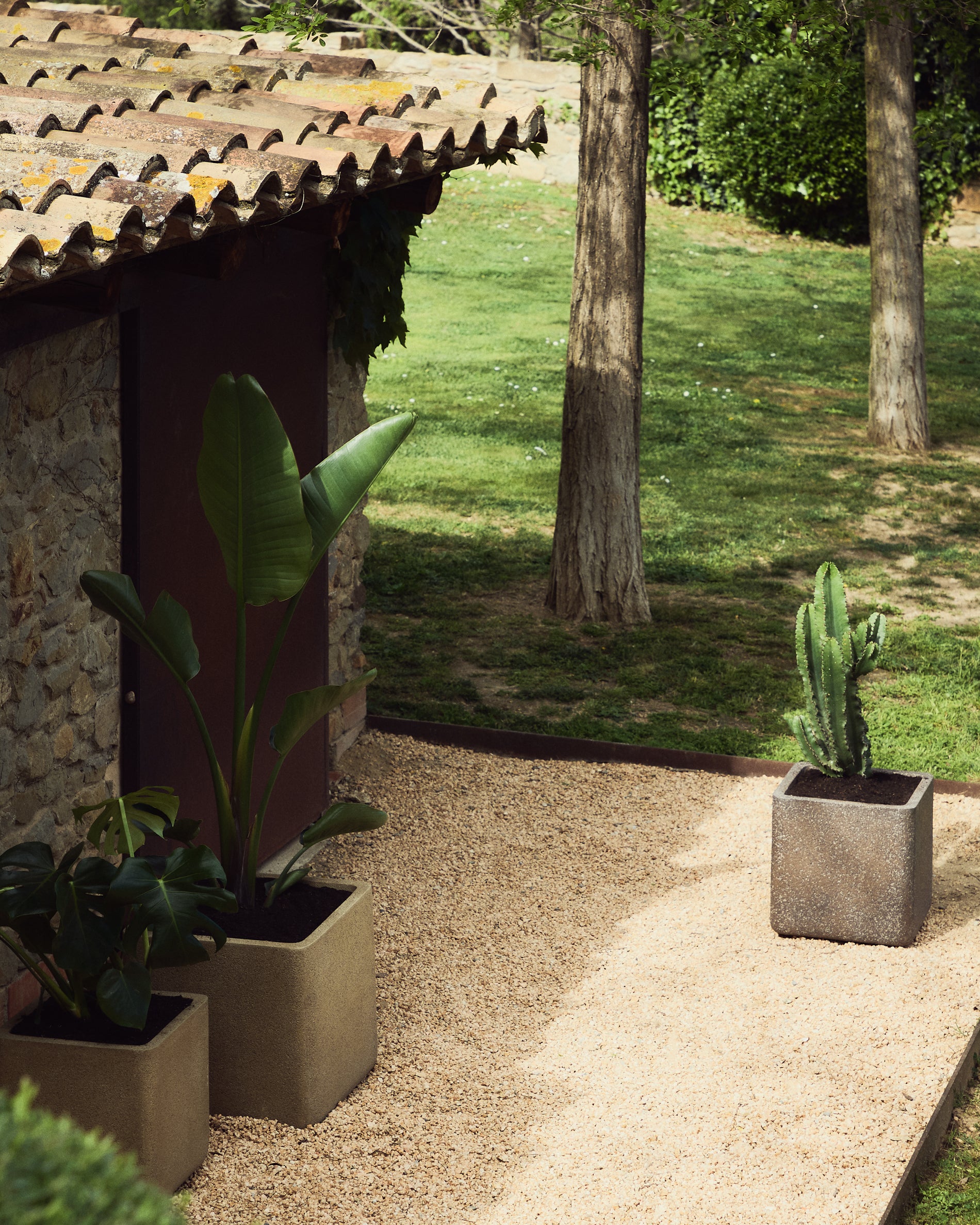 Set aus 2 Blumentöpfen Minoa in Steinoptik braun 44 x 44 cm in Schwarz präsentiert im Onlineshop von KAQTU Design AG. Pflanzentopf Outdoor ist von Kave Home