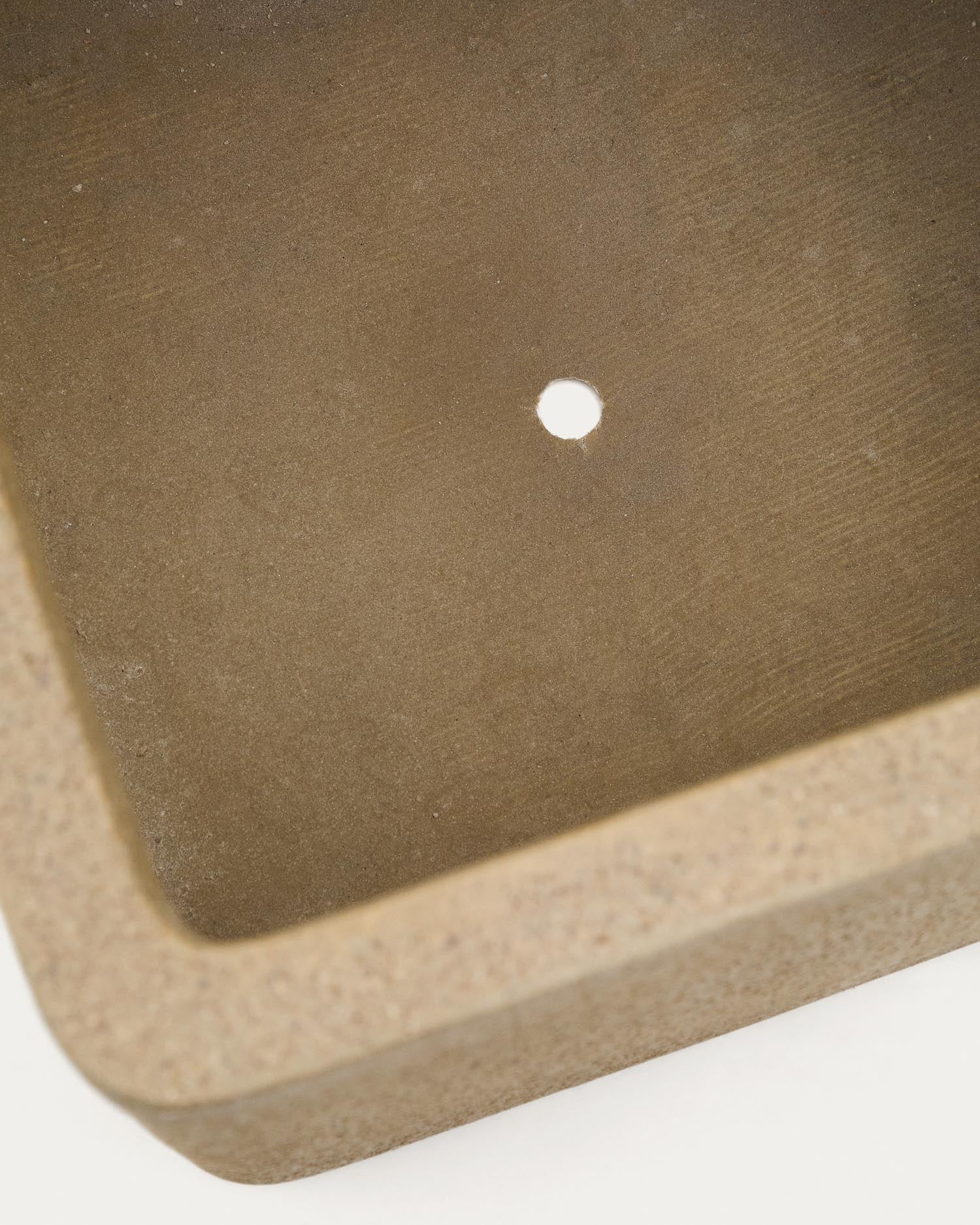 Set aus 2 eleganten Blumentöpfen Minoa in senfgelber Steinoptik. Perfekt für jeden Raum, leicht und robust für drinnen und draußen.