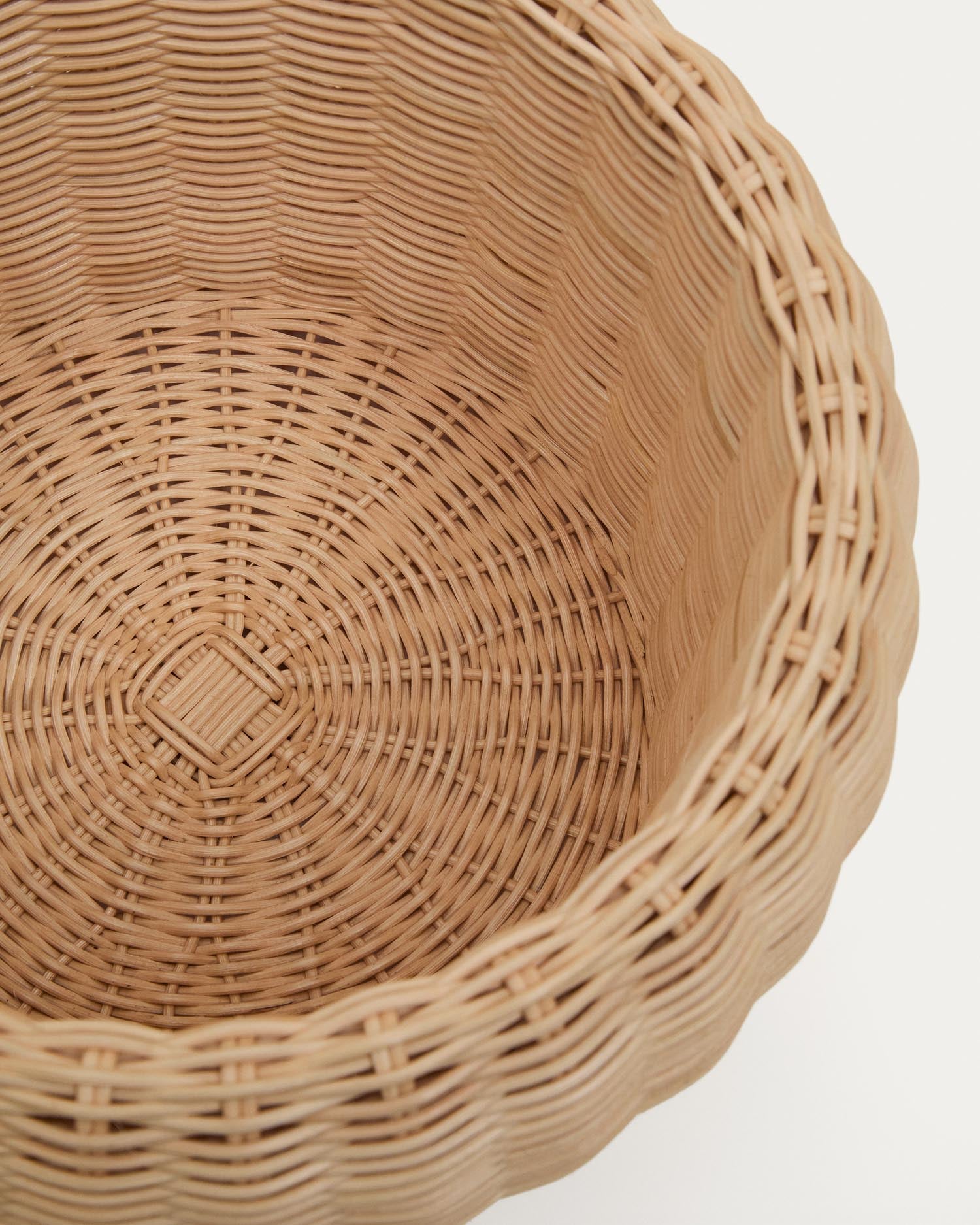 Verleihen Sie Ihrem Zuhause mit der 19 cm hohen Rattanvase Zilna von Kave Home einen Hauch von Eleganz und Funktionalität. Ideal für moderne Wohnstile.