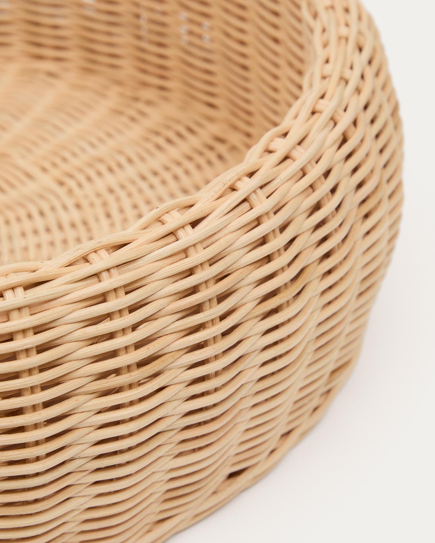 Die Rattanvase Zilna von Kave Home ist ein elegantes Deko-Element, das mit seinem natürlichen Rattan-Design jedem Raum Charme verleiht.