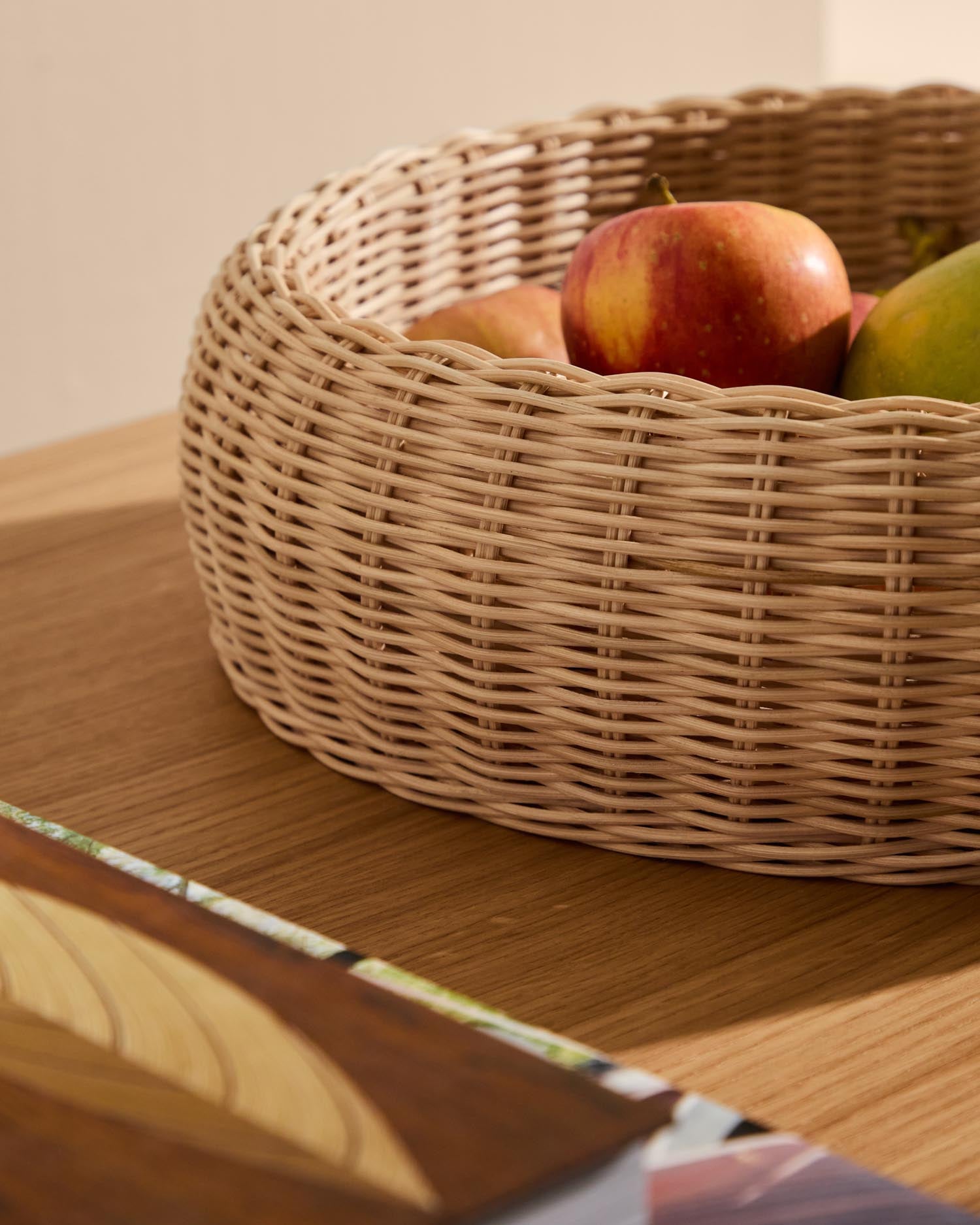 Die Rattanvase Zilna von Kave Home vereint modernes Design mit natürlichem Rattan und bringt Wärme in Ihr Zuhause. Ideal für stilvolle Aufbewahrung.