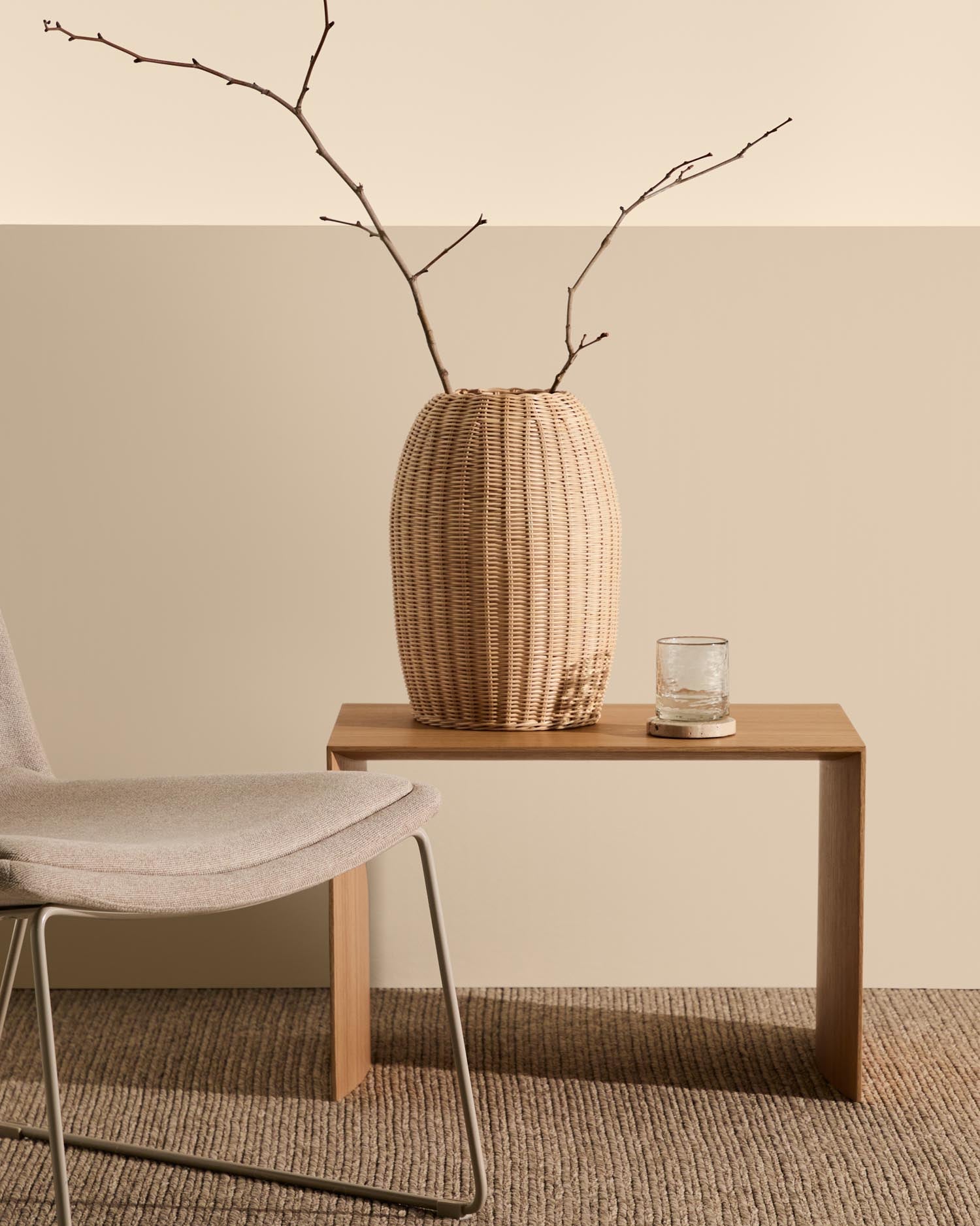 Entdecken Sie die Rattanvase Zilna von Kave Home – ein elegantes 40 cm hohes Dekorationsstück, das natürlichen Charme und Funktionalität vereint.