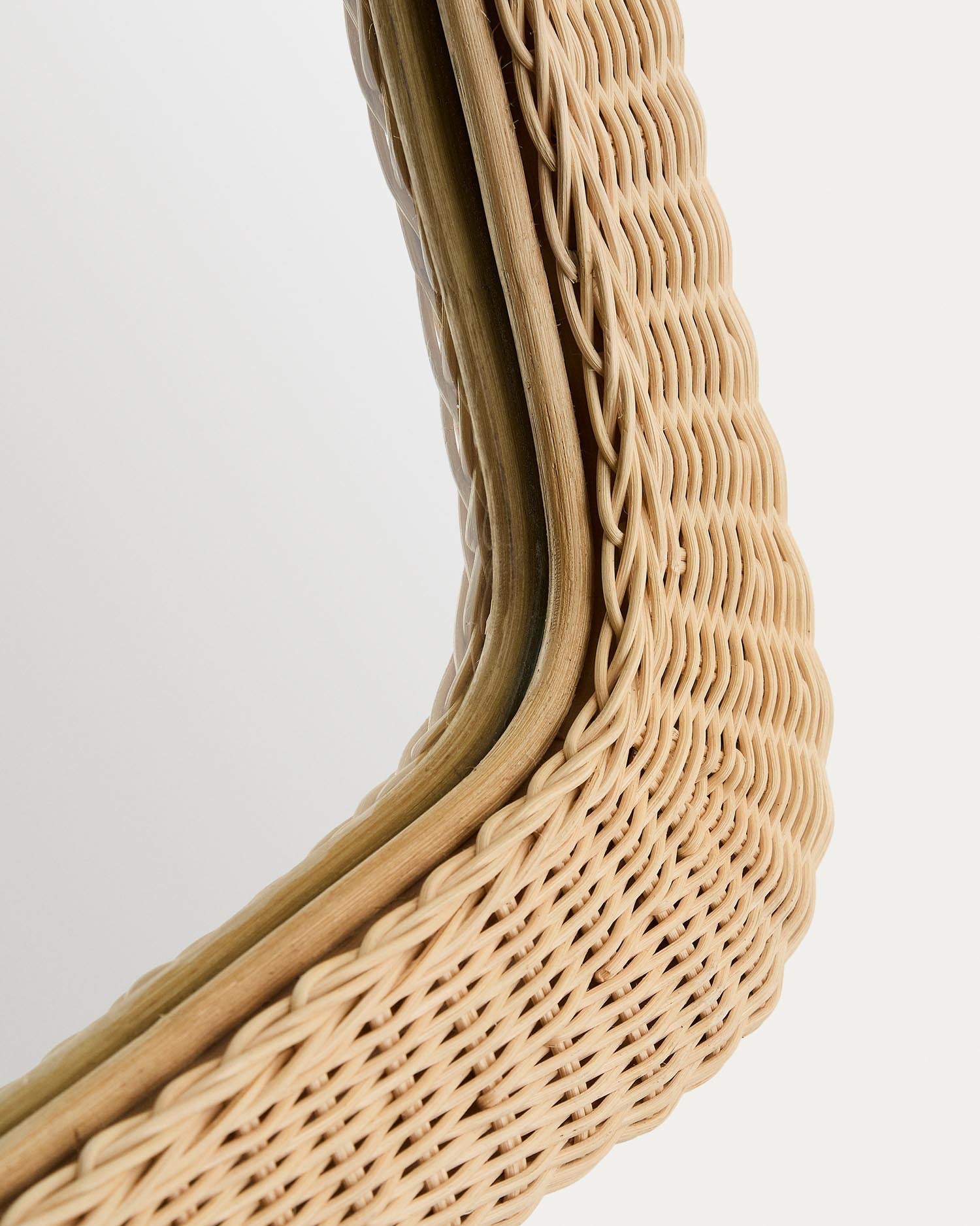 Der Rattanspiegel Zilna von Kave Home, 58 x 79 cm, vereint modernes Design mit natürlichen Rattan-Elementen und verleiht Ihrem Zuhause eine warme Atmosphäre.