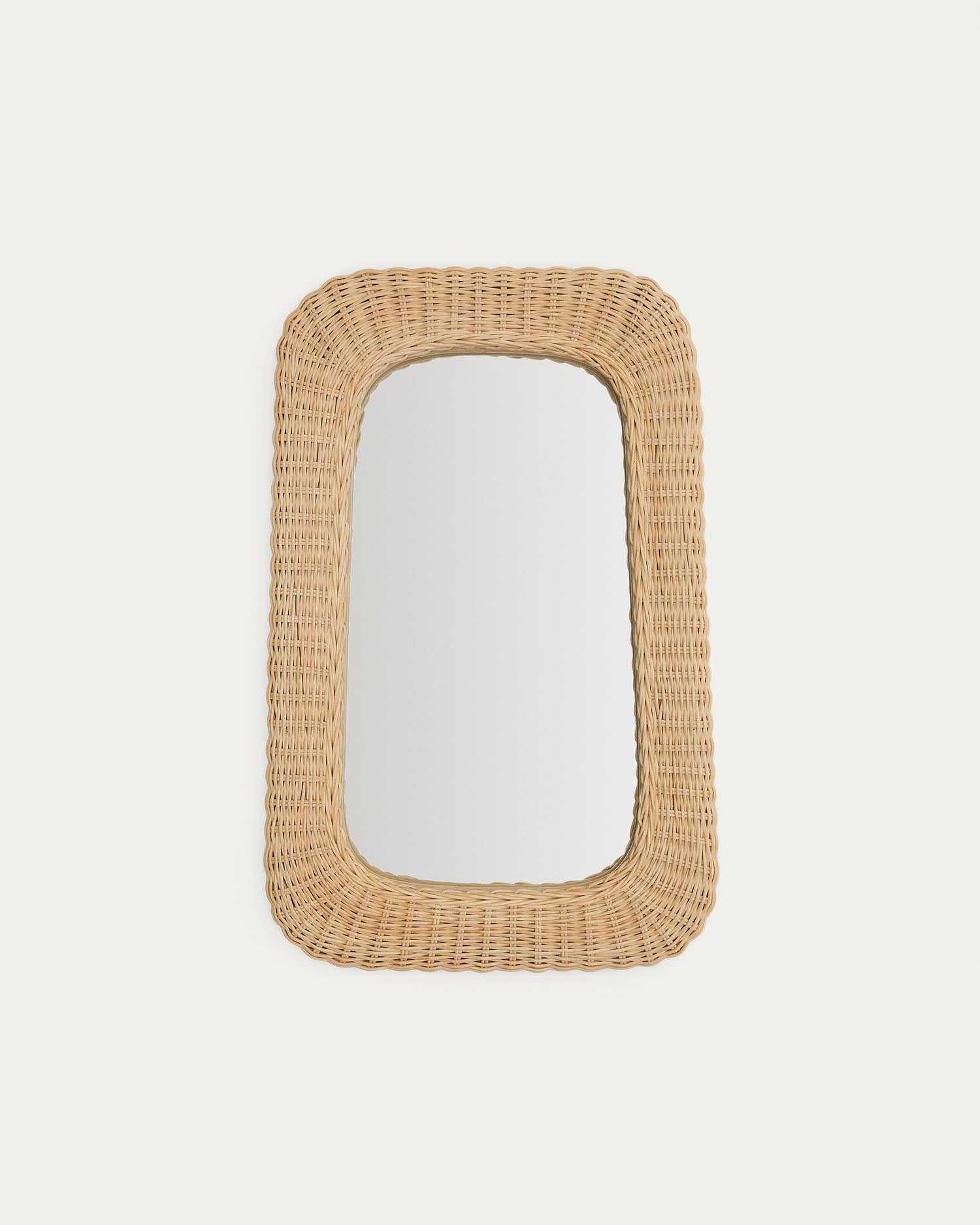 Entdecken Sie den Rattanspiegel Zilna von Kave Home – ein stilvolles Accessoire mit 38 x 59 cm, das jedem Raum Wärme und Charakter verleiht.