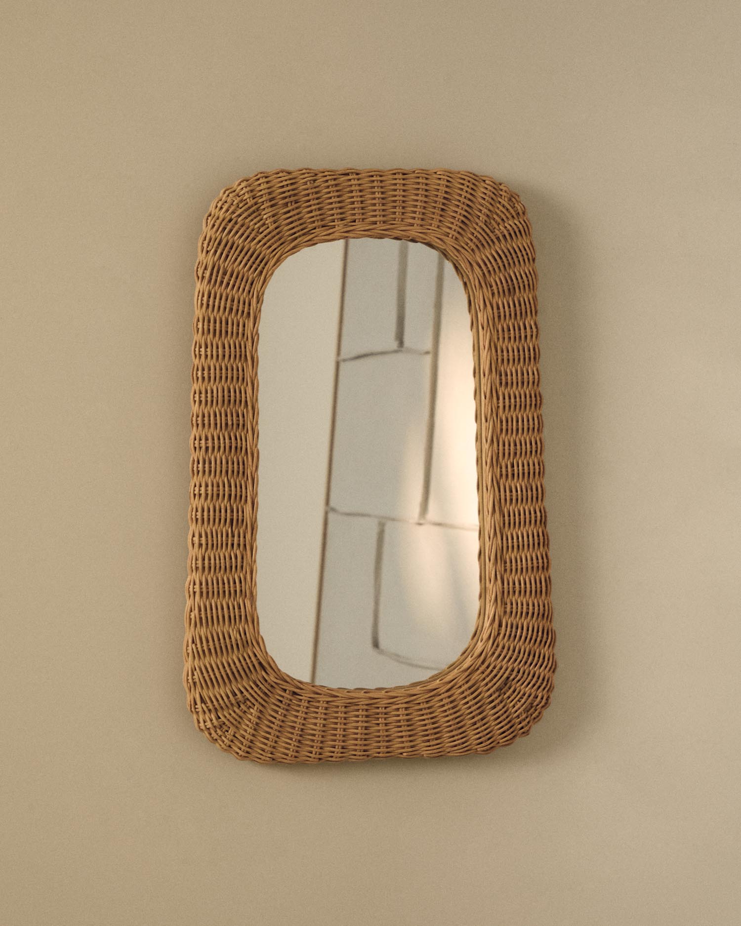 Entdecken Sie den Rattanspiegel Zilna von Kave Home – ein stilvolles Accessoire, das jedem Raum Eleganz und Wärme verleiht. Ideal für moderne Wohnkonzepte.