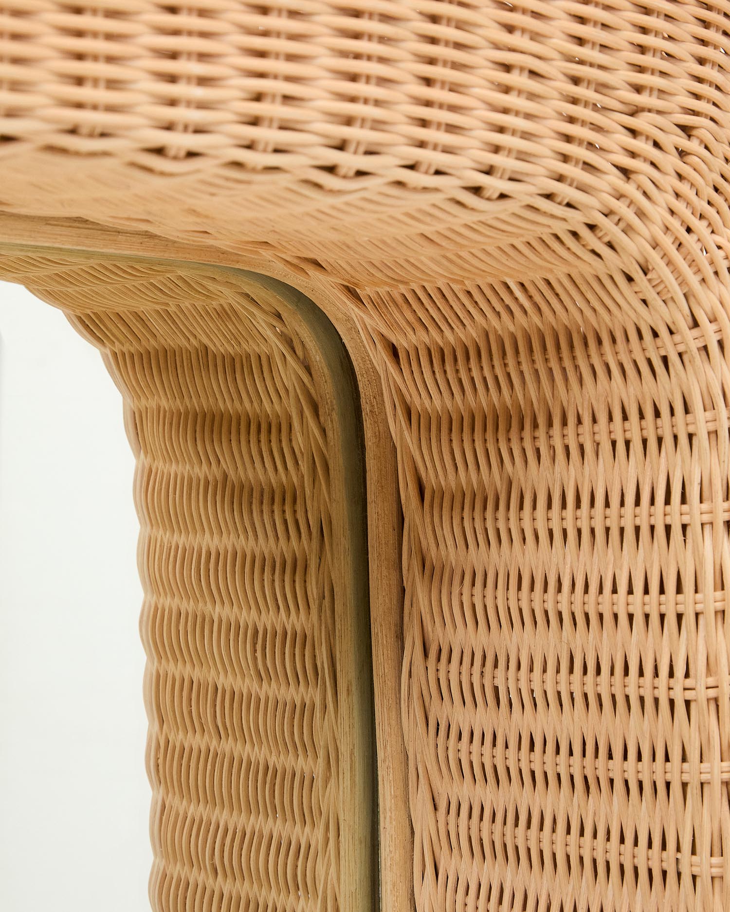 Verleihen Sie Ihrem Raum mit dem Rattanspiegel Zilna (58 x 120 cm) von Kave Home einen Hauch von Eleganz und natürlichem Charme.