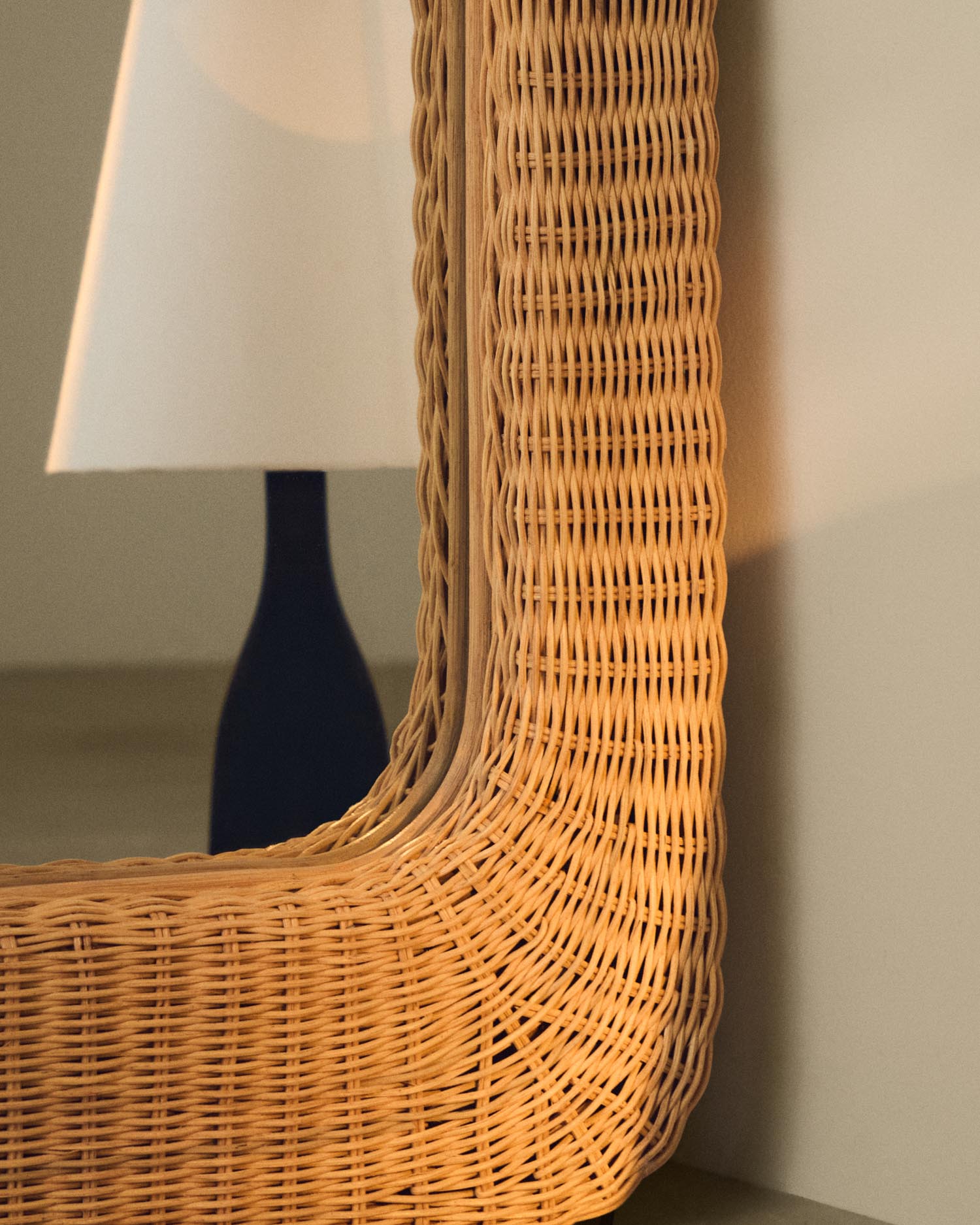 Verleihen Sie Ihrem Raum mit dem Rattanspiegel Zilna von Kave Home, 58 x 120 cm, einen Hauch von Eleganz und natürlichem Charme.