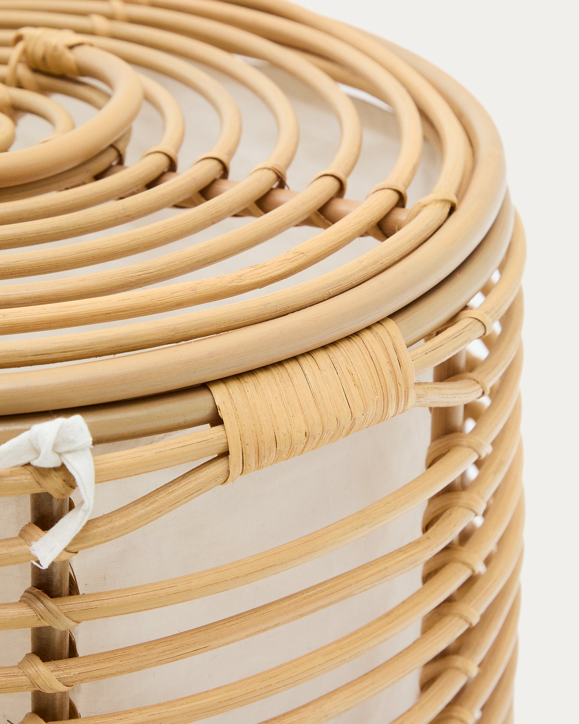 Wäschekorb Liora aus Rattan, 59 cm in Natur präsentiert im Onlineshop von KAQTU Design AG. Wäschekorb ist von Kave Home