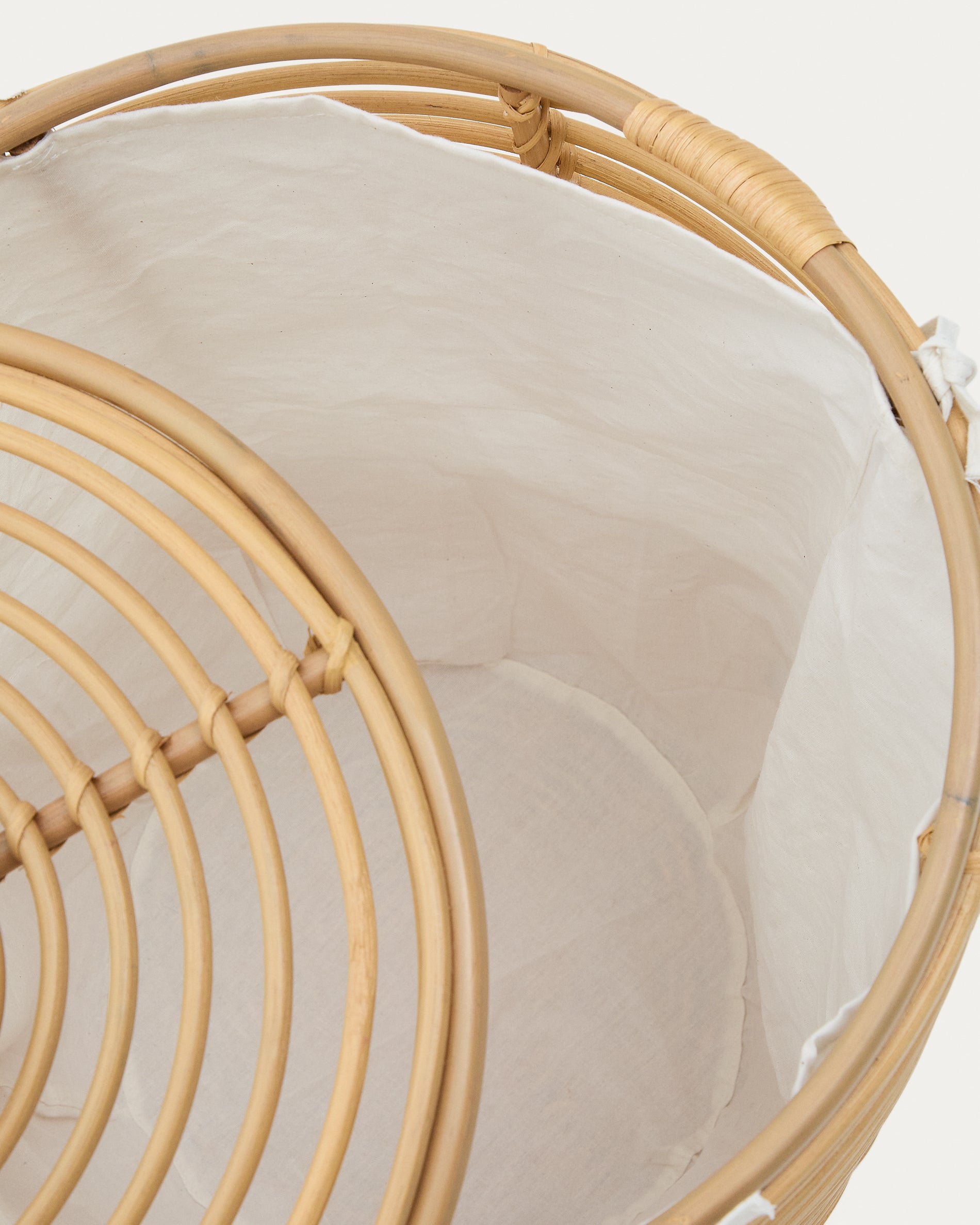 Wäschekorb Liora aus Rattan, 59 cm in Natur präsentiert im Onlineshop von KAQTU Design AG. Wäschekorb ist von Kave Home