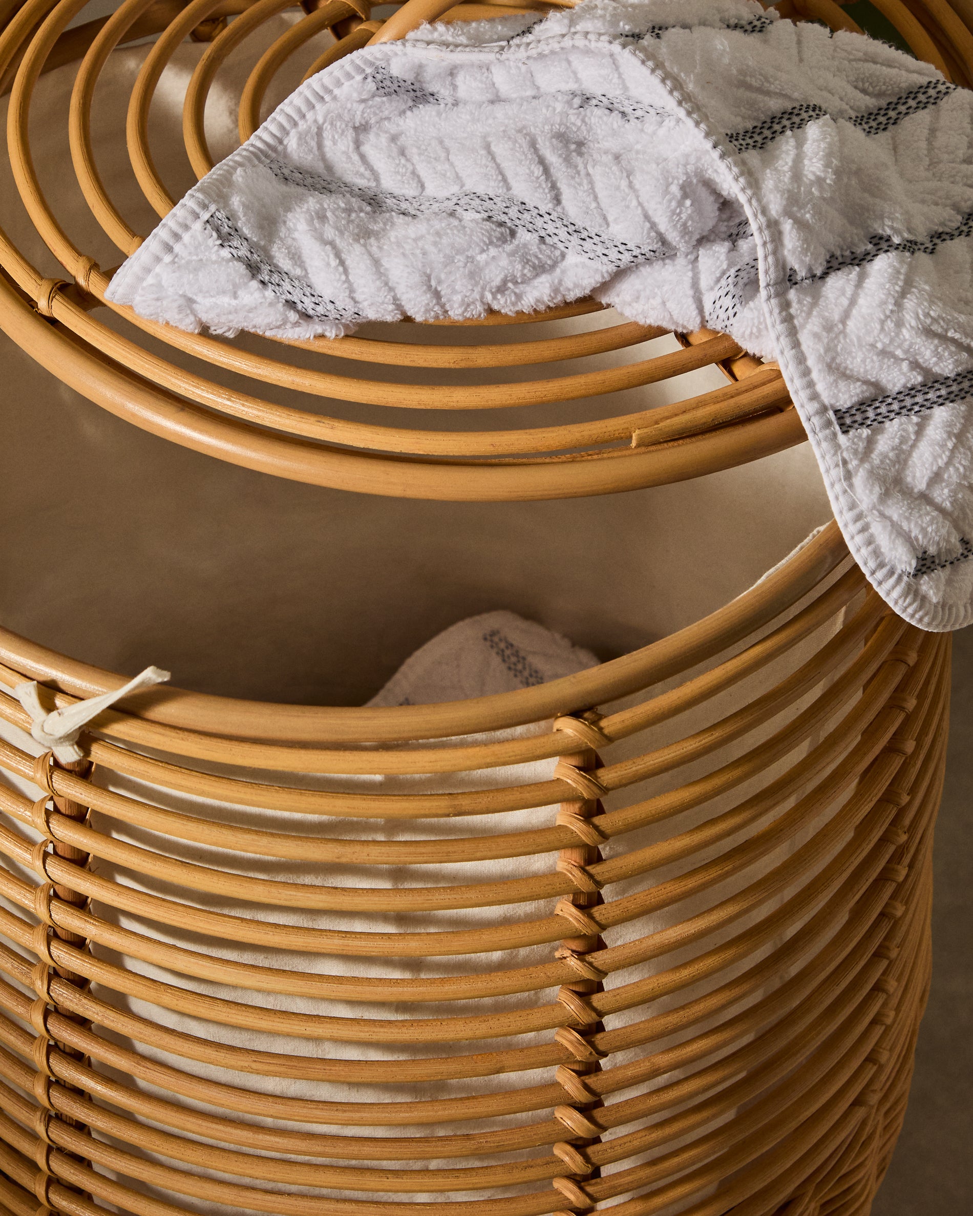 Wäschekorb Liora aus Rattan, 59 cm in Natur präsentiert im Onlineshop von KAQTU Design AG. Wäschekorb ist von Kave Home