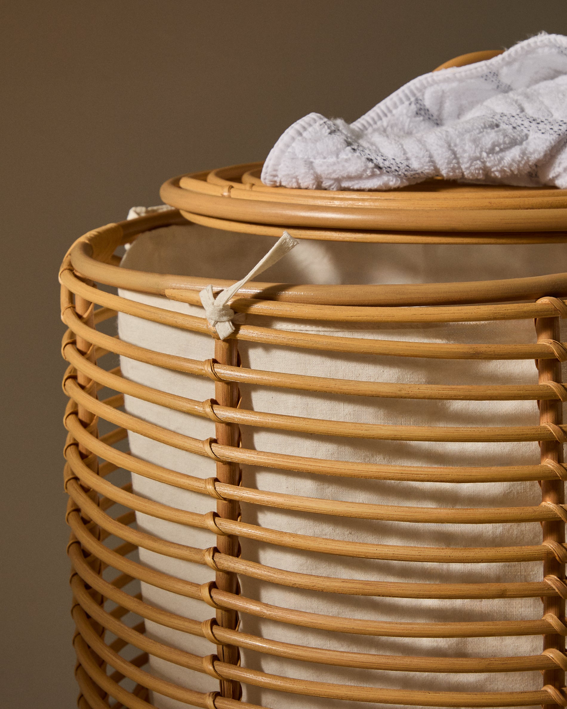 Wäschekorb Liora aus Rattan, 59 cm in Natur präsentiert im Onlineshop von KAQTU Design AG. Wäschekorb ist von Kave Home