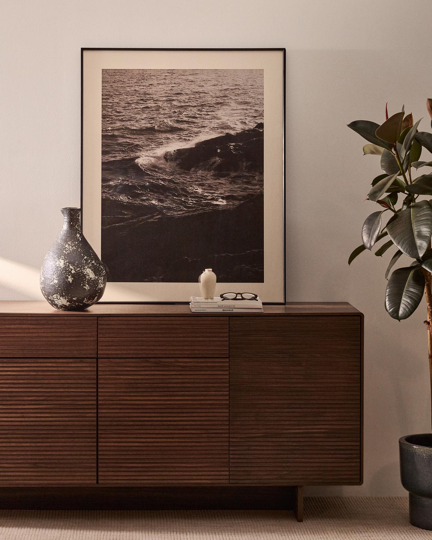 Bild Zavira, Fotografie von Wellen 64 x 84 cm in Schwarz präsentiert im Onlineshop von KAQTU Design AG. Bild ist von Kave Home