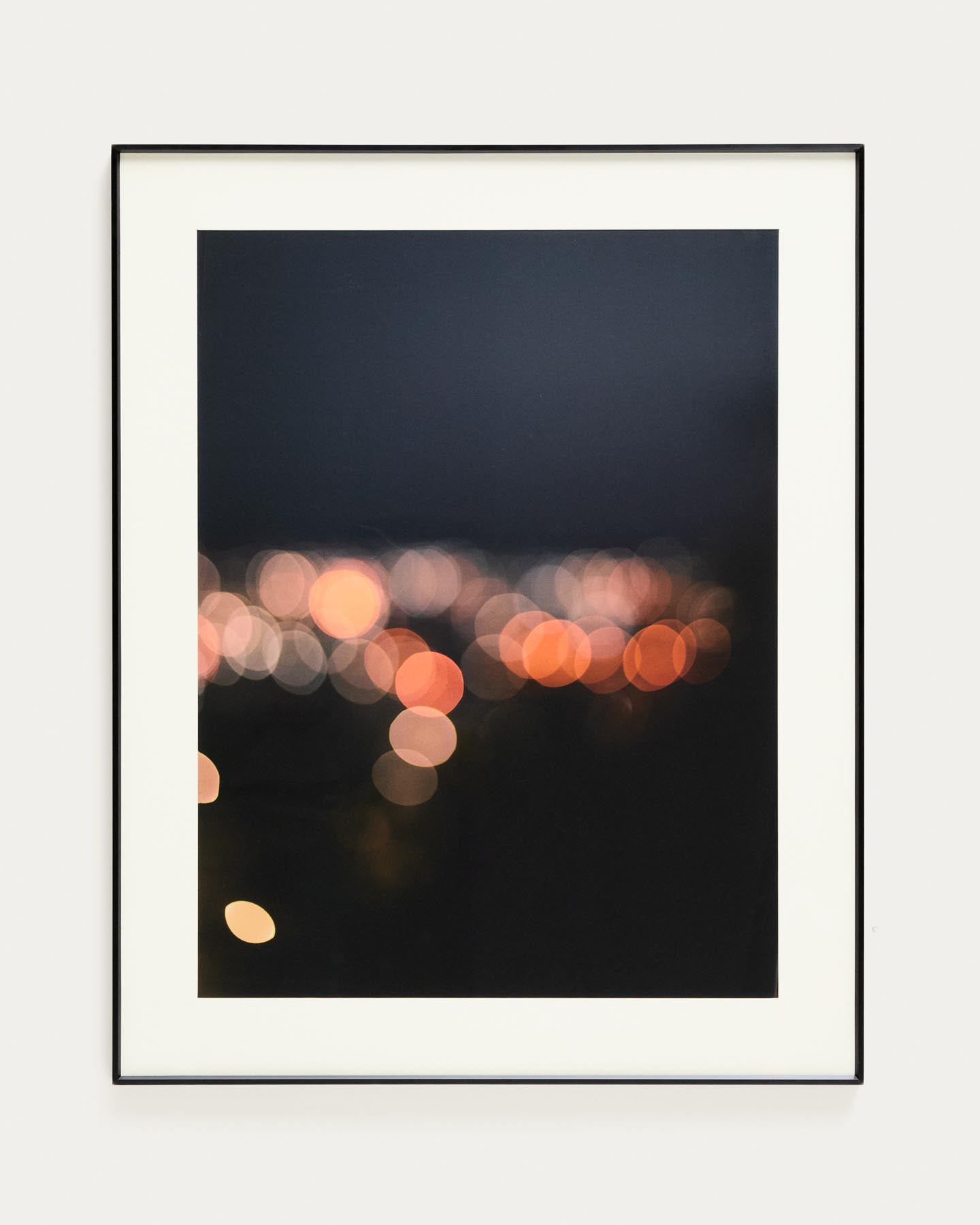 Bild Zavira, Fotografie der Lichter von Barcelona, 80 x 100 cm in Schwarz präsentiert im Onlineshop von KAQTU Design AG. Bild ist von Kave Home