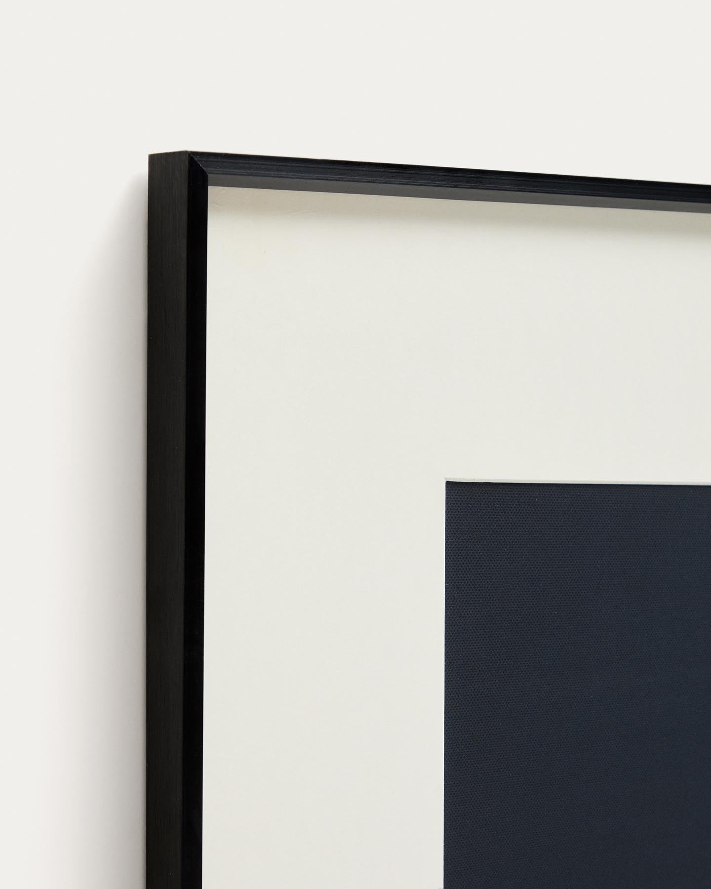 Bild Zavira, Fotografie der Lichter von Barcelona, 80 x 100 cm in Schwarz präsentiert im Onlineshop von KAQTU Design AG. Bild ist von Kave Home