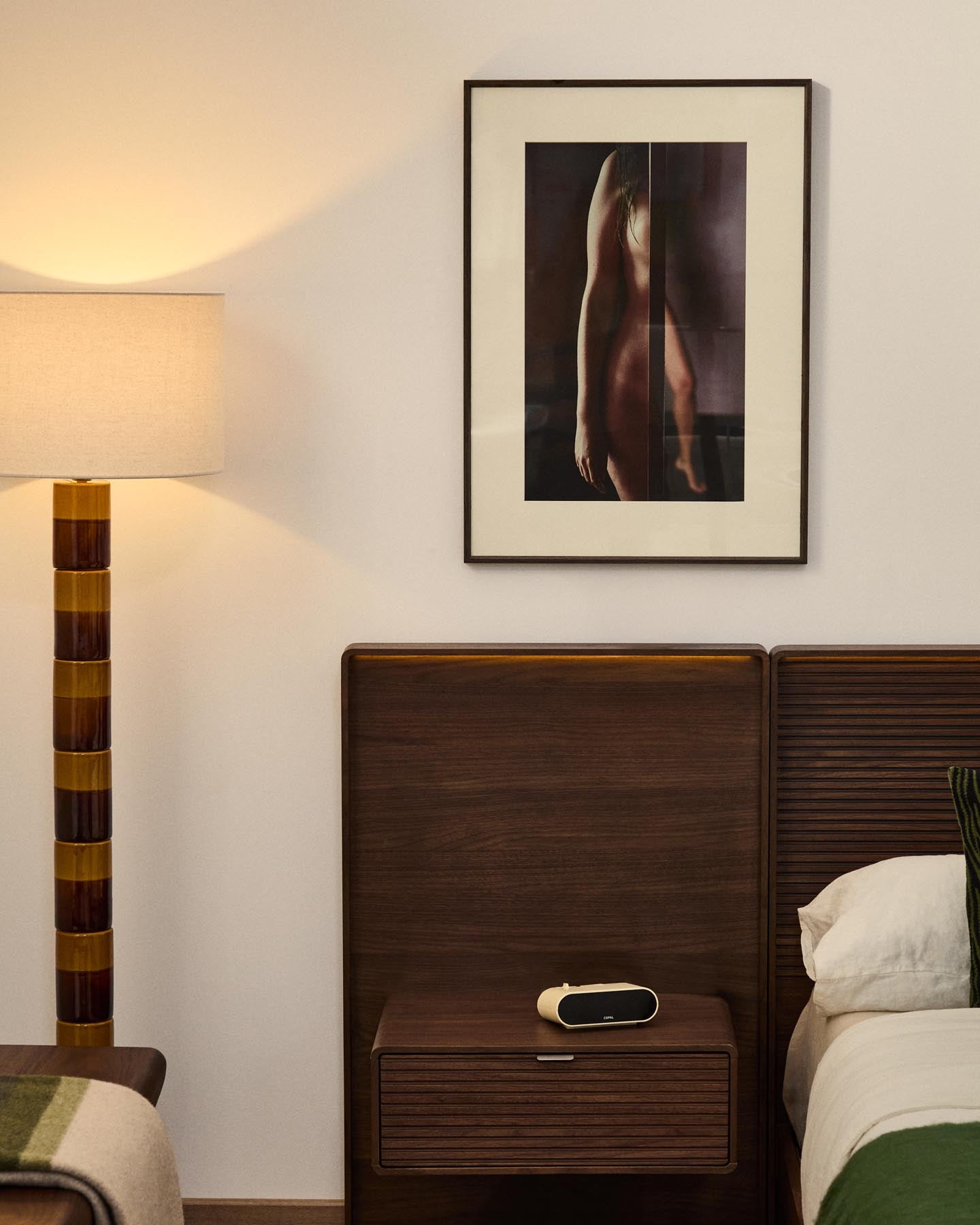 Bild Zavira, Fotografie eines weiblichen Körpers, 50 x 70 cm in Mehrfarbig präsentiert im Onlineshop von KAQTU Design AG. Bild ist von Kave Home