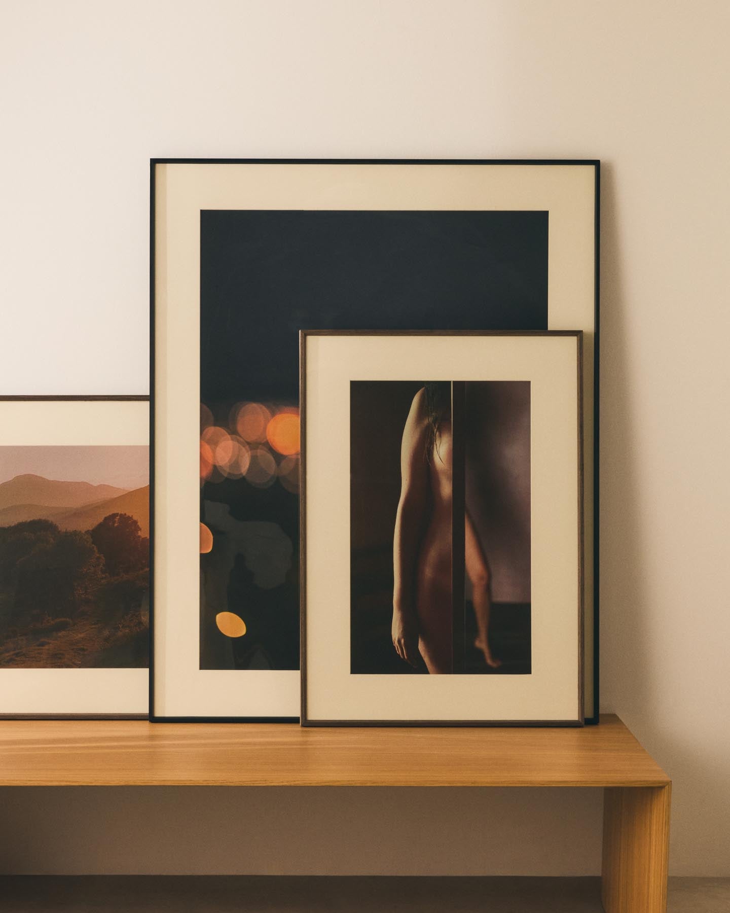 Bild Zavira, Fotografie eines weiblichen Körpers, 50 x 70 cm in Mehrfarbig präsentiert im Onlineshop von KAQTU Design AG. Bild ist von Kave Home