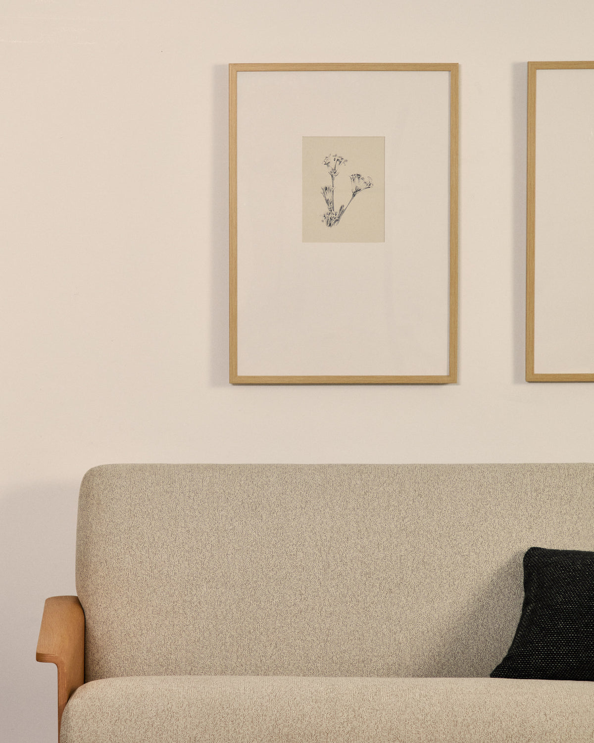 Bild Lirena, botanische Illustration, 50 x 70 cm in Beige, Weiss präsentiert im Onlineshop von KAQTU Design AG. Bild ist von Kave Home