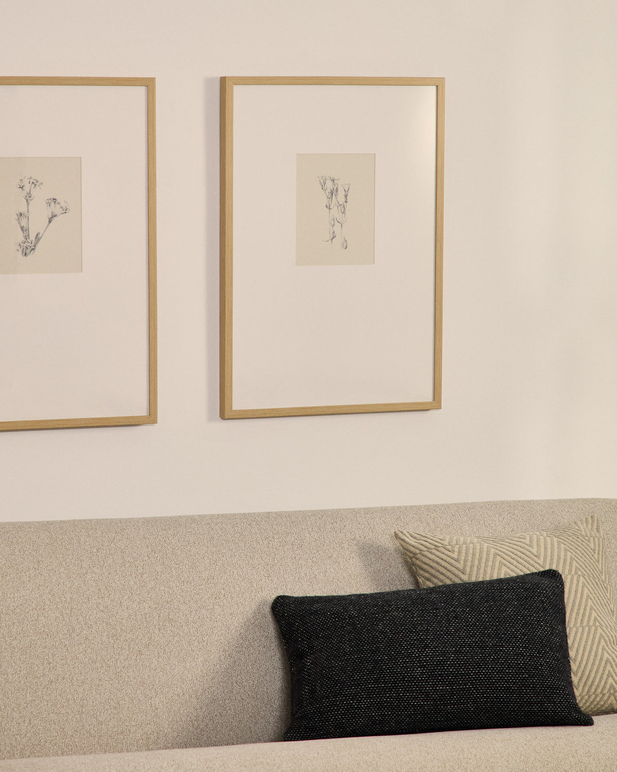 Bild Lirena, botanische Illustration, 50 x 70 cm in Beige, Weiss präsentiert im Onlineshop von KAQTU Design AG. Bild ist von Kave Home