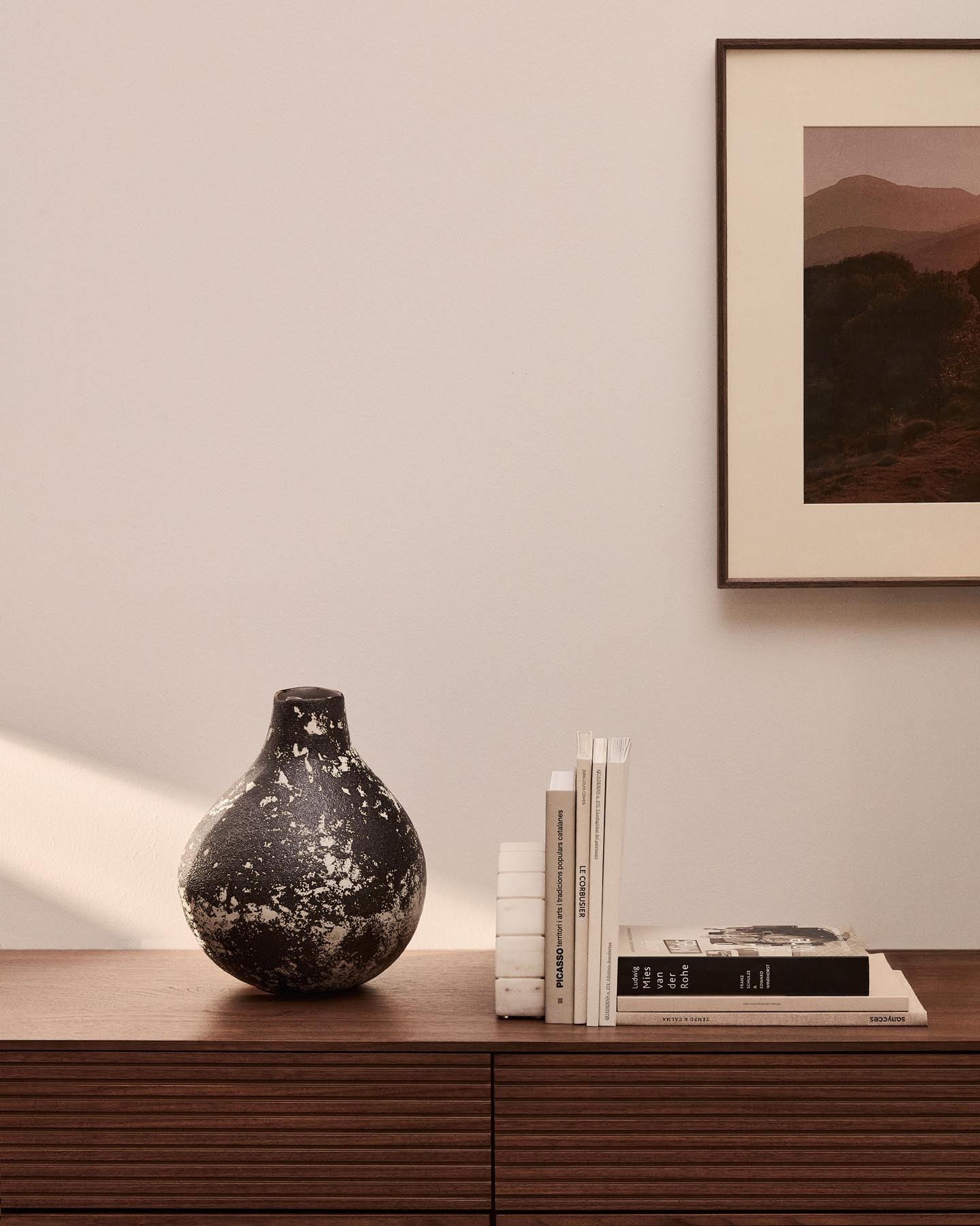 Vase Orelin aus schwarzer und weißer Keramik 30 cm in Schwarz präsentiert im Onlineshop von KAQTU Design AG. Vase ist von Kave Home