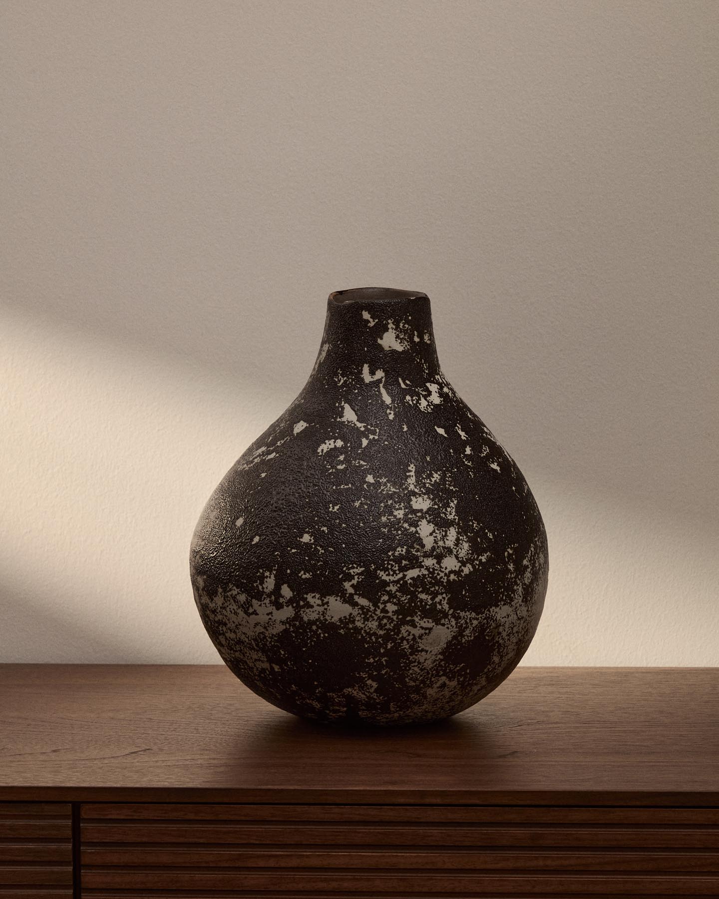 Vase Orelin aus schwarzer und weißer Keramik 30 cm in Schwarz präsentiert im Onlineshop von KAQTU Design AG. Vase ist von Kave Home