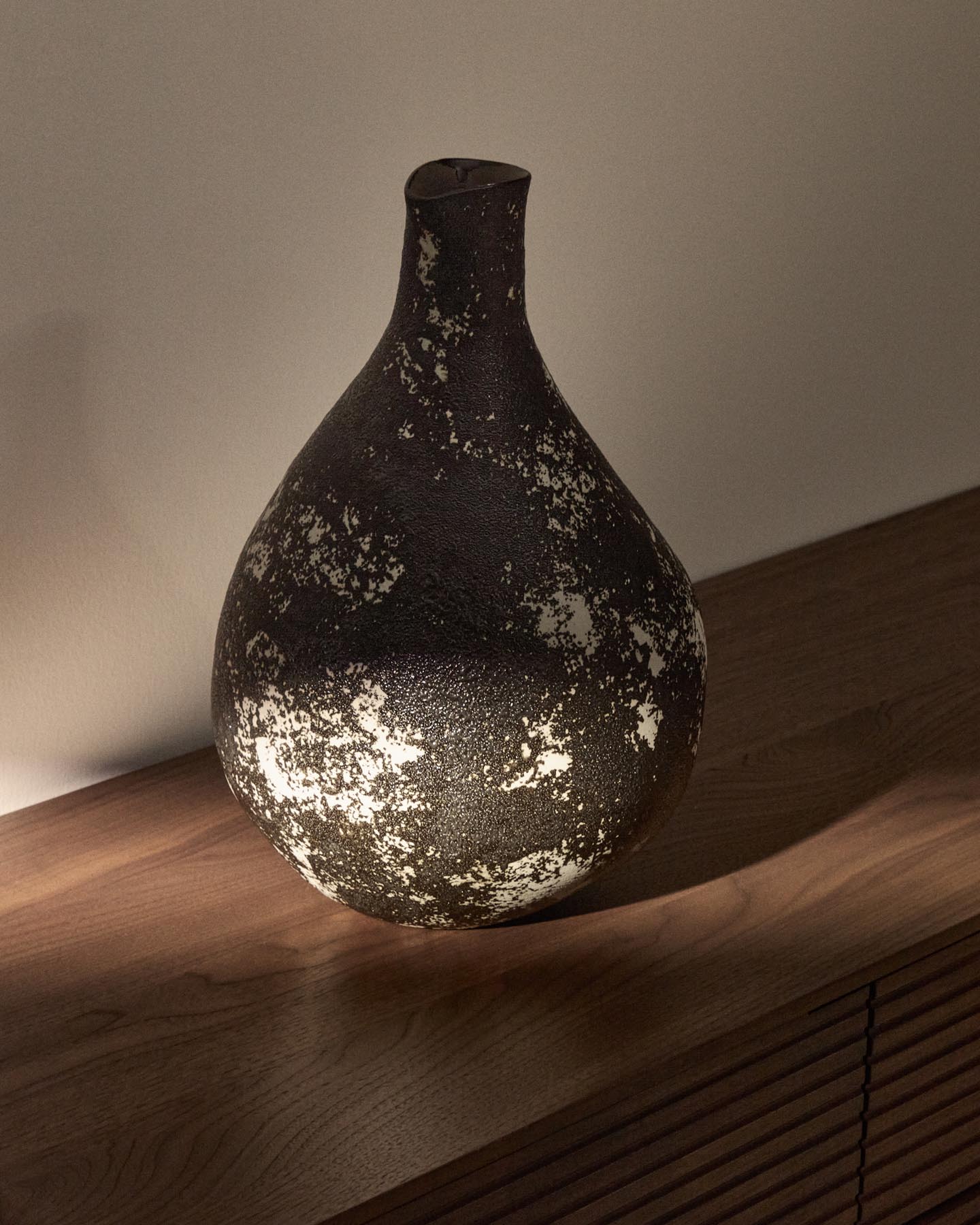 Vase Orelin aus schwarzer und weißer Keramik 39 cm in Schwarz präsentiert im Onlineshop von KAQTU Design AG. Vase ist von Kave Home