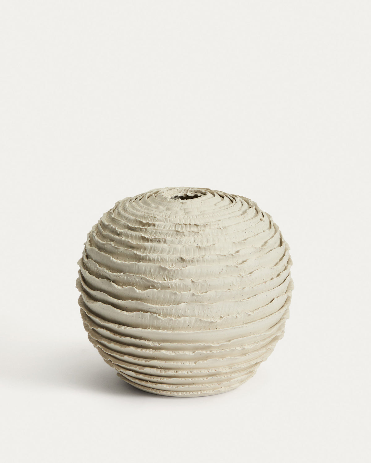 Vase Evania aus beigefarbener Keramik 21 cm in Weiss präsentiert im Onlineshop von KAQTU Design AG. Vase ist von Kave Home