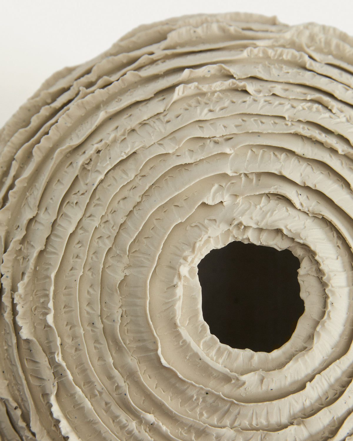 Vase Evania aus beigefarbener Keramik 21 cm in Weiss präsentiert im Onlineshop von KAQTU Design AG. Vase ist von Kave Home